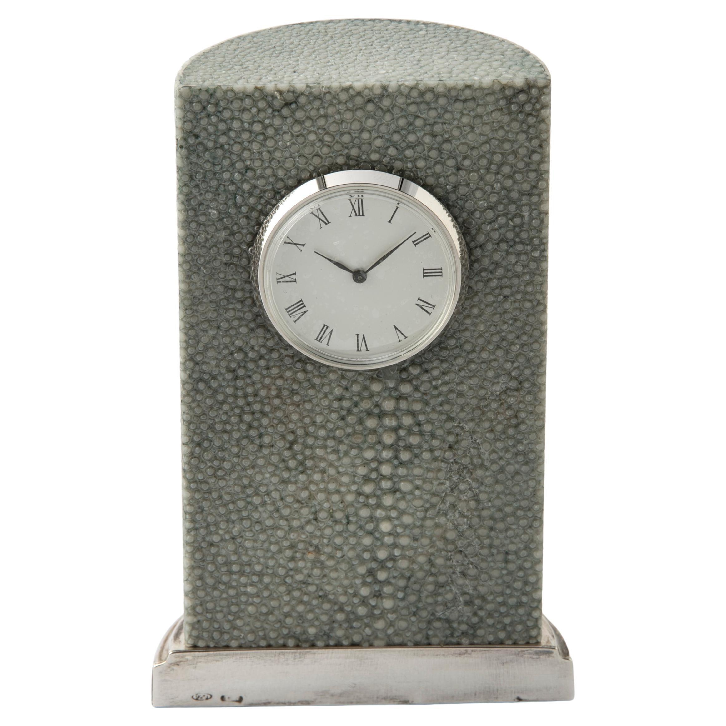 Reloj de Sobremesa Verde Salvia  Diseño inspirado en las columnas románicas