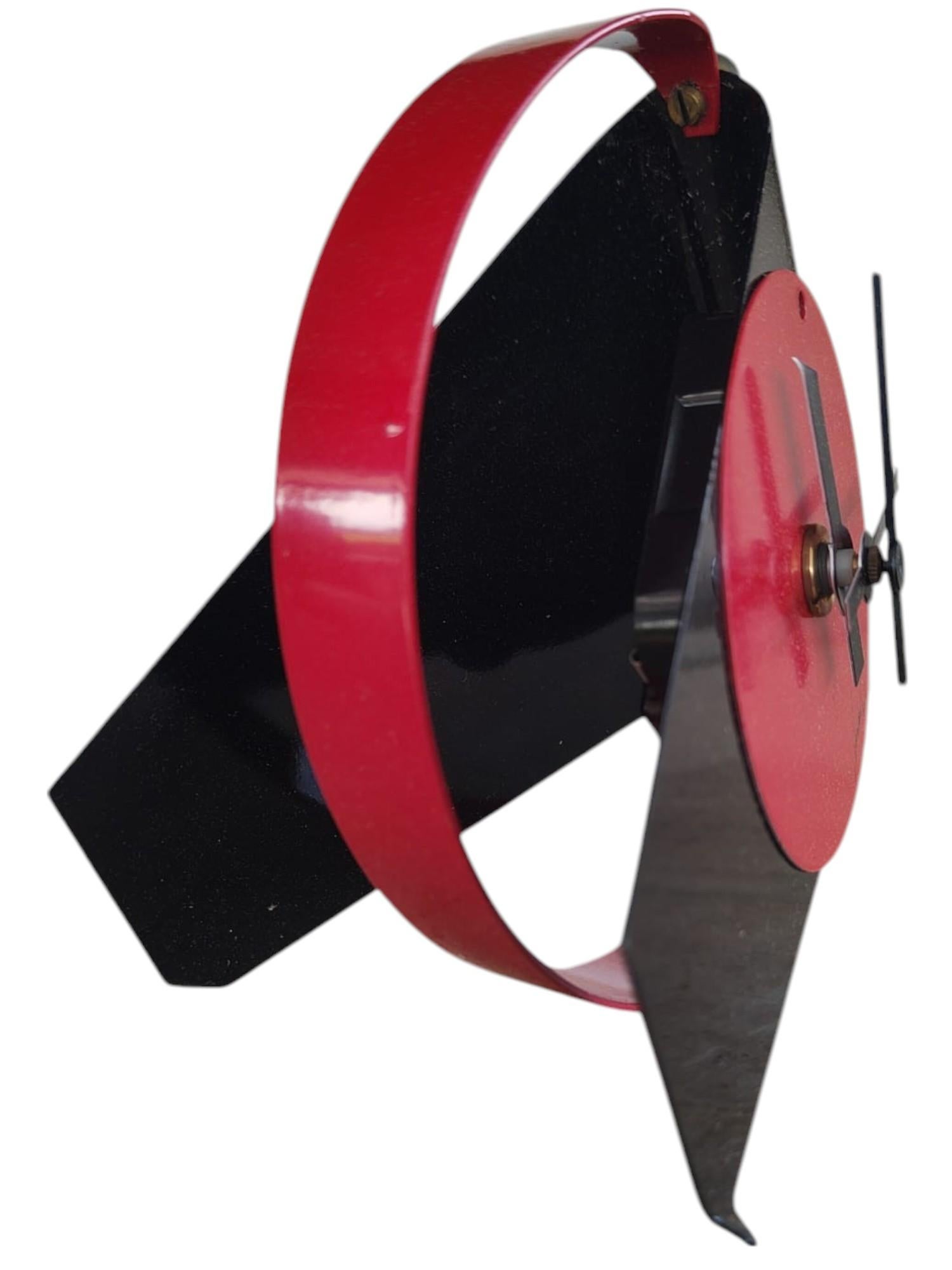 Italian Radical Memphis style table clock, lacquered metal, 1980s