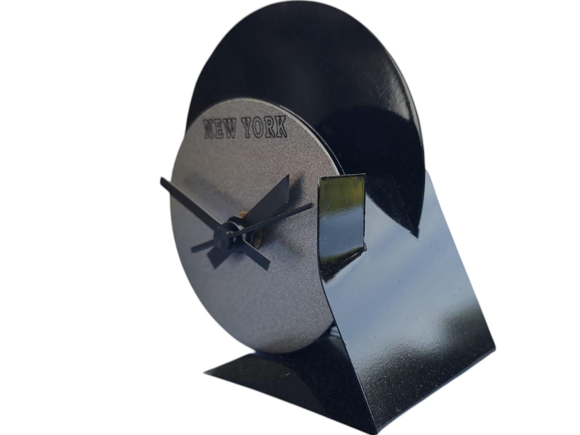 Italian Radical Memphis style table clock, lacquered metal, 1980s