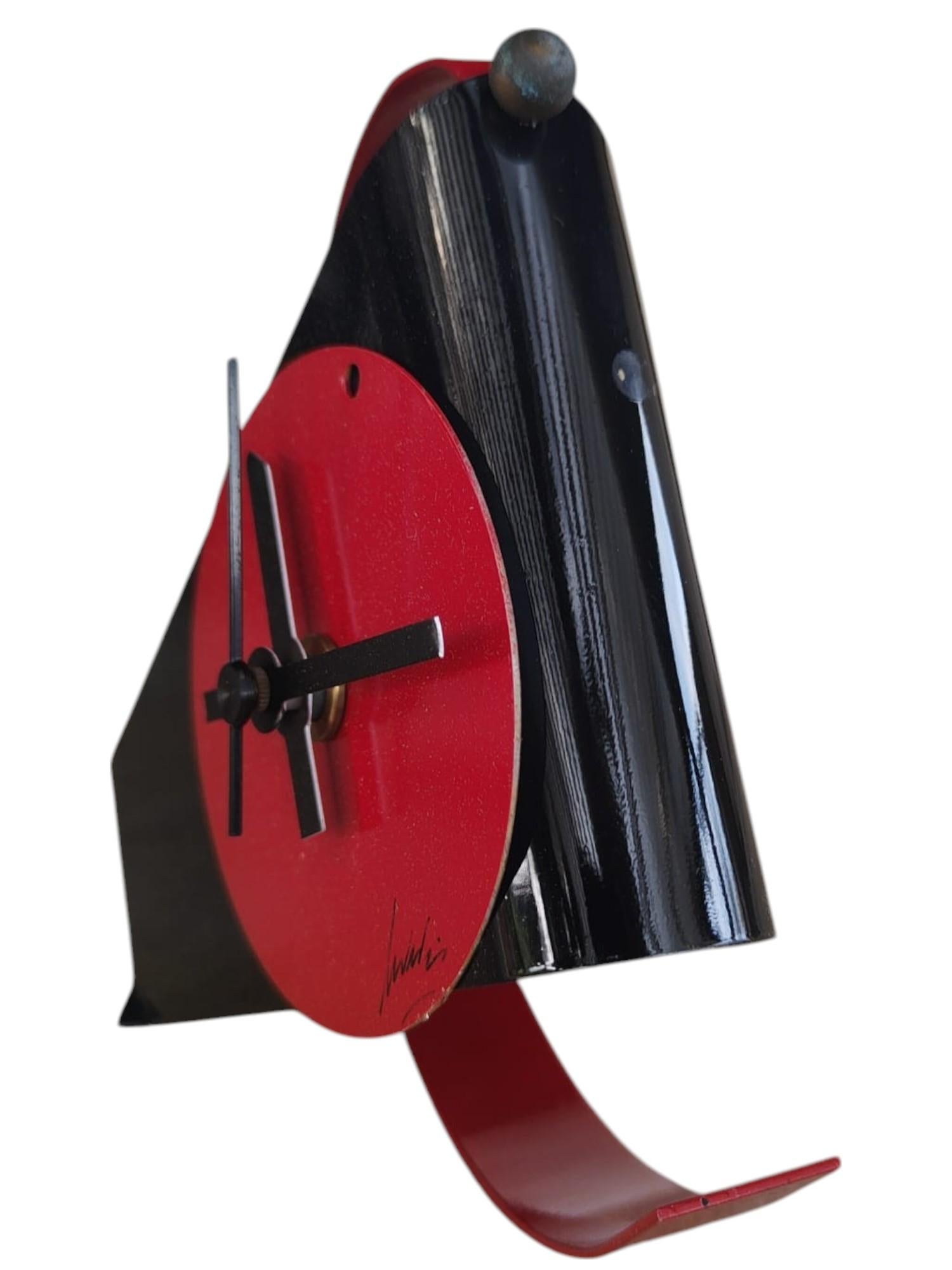 Radical Memphis style table clock, lacquered metal, 1980s In Good Condition In taranto, IT