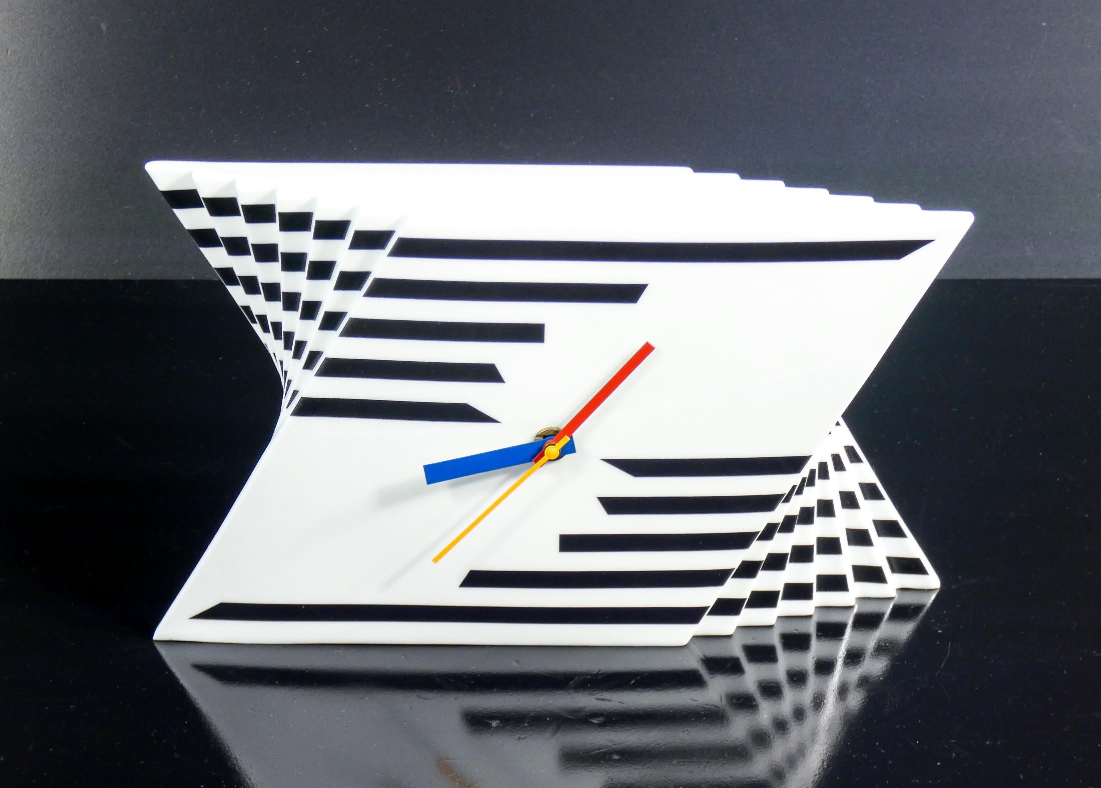 Tischuhr
Time Stripes, Entwurf
Marcello MORANDINI
für ROSENTHAL,
originalverpackung.

URSPRUNG
Deutschland

PERIOD
1980s

DESIGNER
Marcello MORANDINI

MARK
Rosenthal

MODELL
Zeit-Streifen

MATERIALIEN
Porzellan

ABMESSUNGEN
Höhe: 16.5 cm
Breite: 29