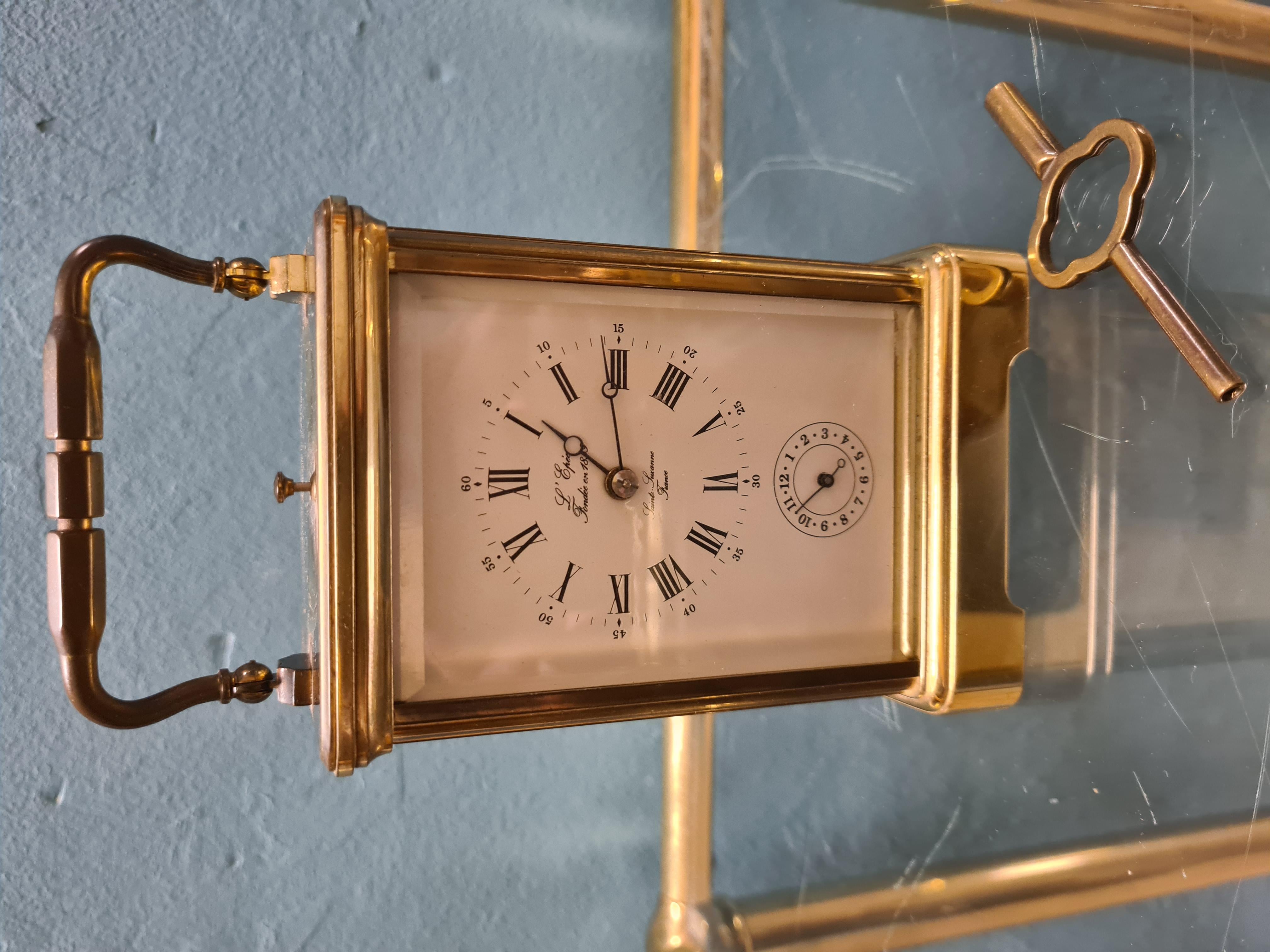 Raro orologio da viaggio con suoneria realizzato dalla ditta Francese L'Epèe 1839.

Raffinato orologio da carrozza con cassa in ottone e vetro.

Il movimento e gli ingranaggi dell'orologio sono a vista.

Presenta un quadrante bianco con numeri