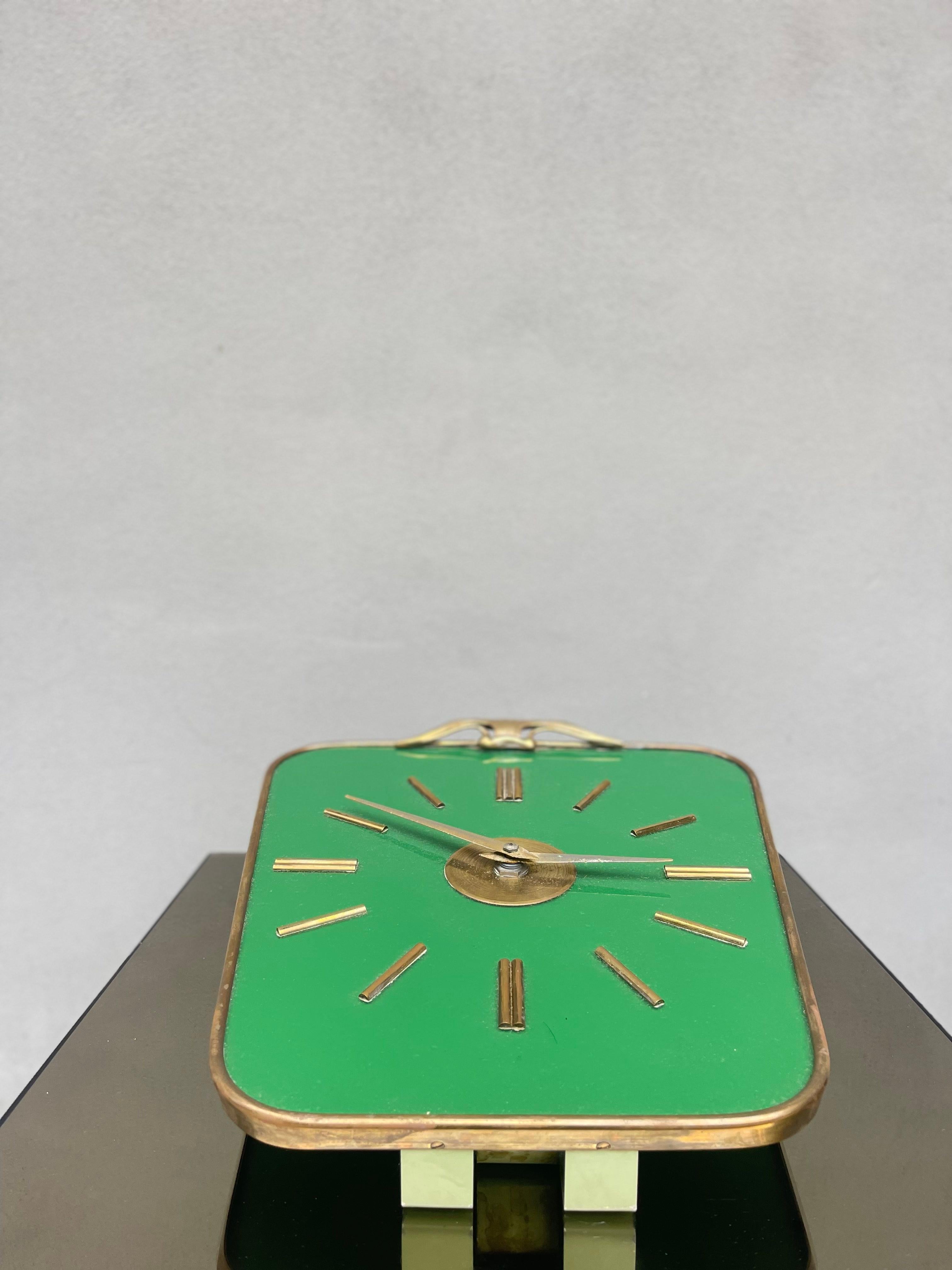 Descrizione : 
orologio da muro Lorenz su sfondo verde lucido con contorno in ottone 

Origini : 
Italia

Periodo di produzione : 
1950

Condizioni : meccanismo da revisionare 

Misure (cm) :
Altezza 29
Larghezza 26
Profondita 5