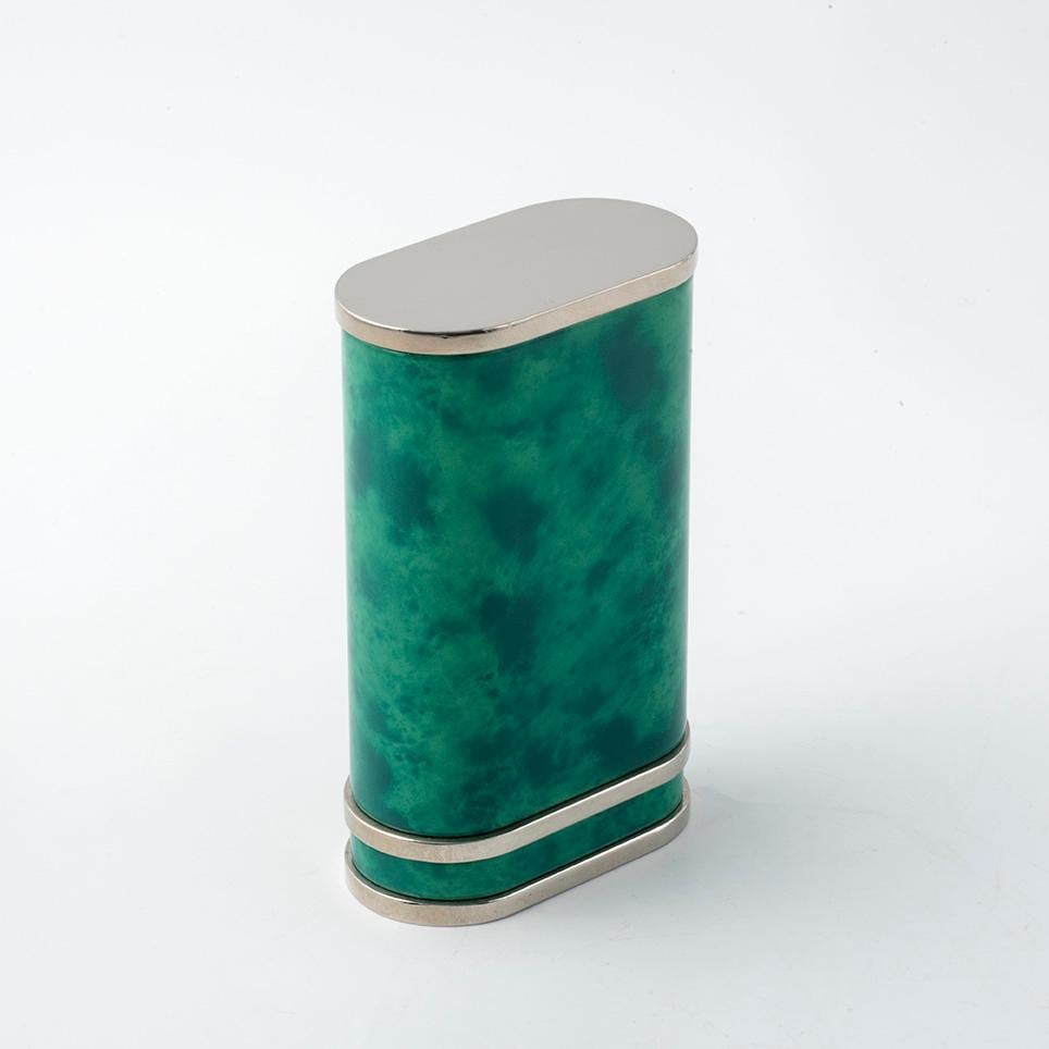 Italian OROLOGIO  design moderno e texture laccata verde nuvolato . collezione esclusiva in vendita