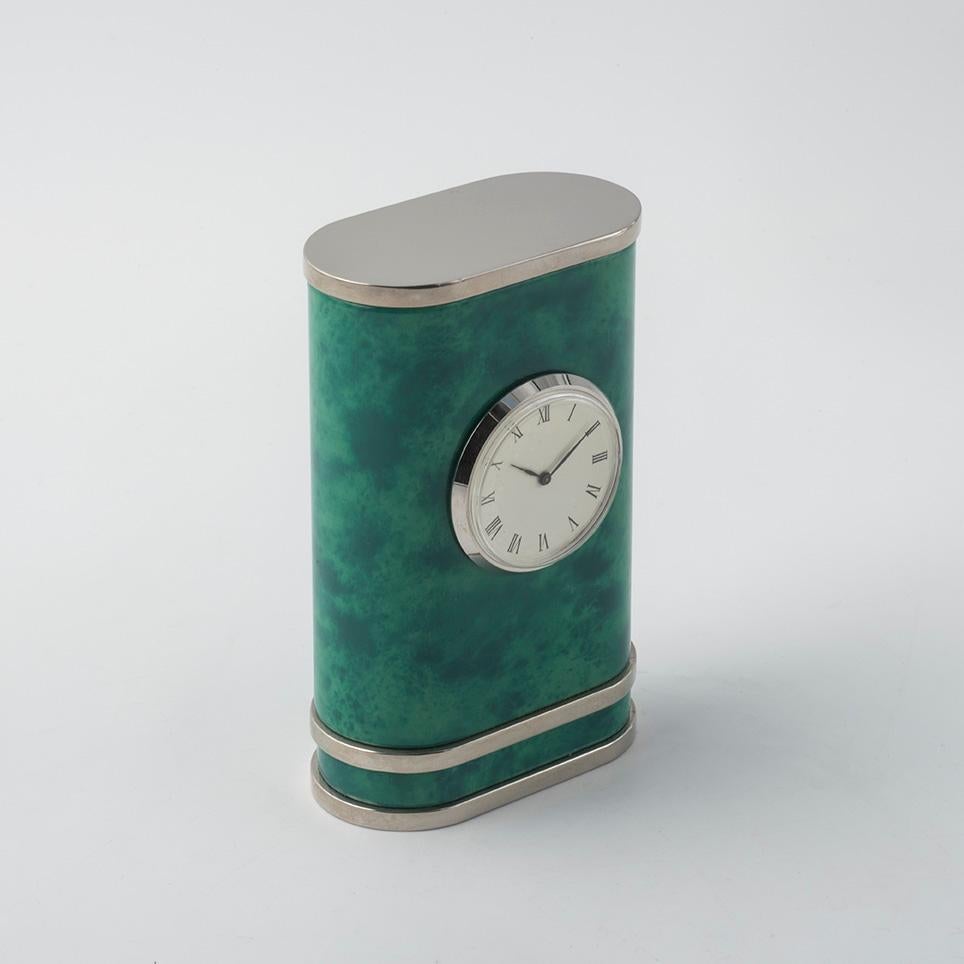 Fatto a mano OROLOGIO  design moderno e texture laccata verde nuvolato . collezione esclusiva in vendita