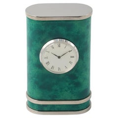 RELOJ  diseño moderno y textura lacada verde nublado . colección exclusiva