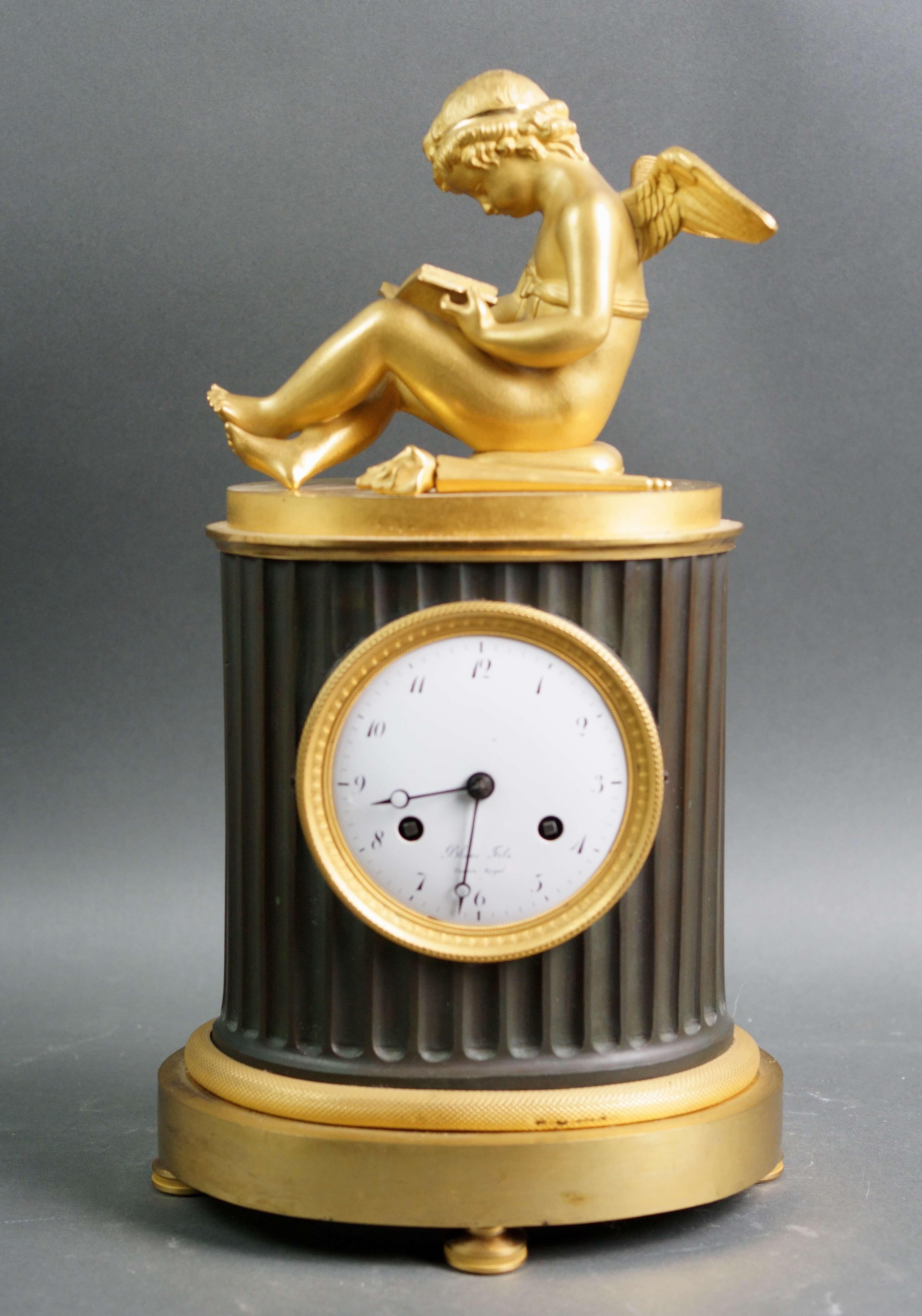 Finely chiseled, patinated and gilded bronze clock from the Early Empire period, depicting 
