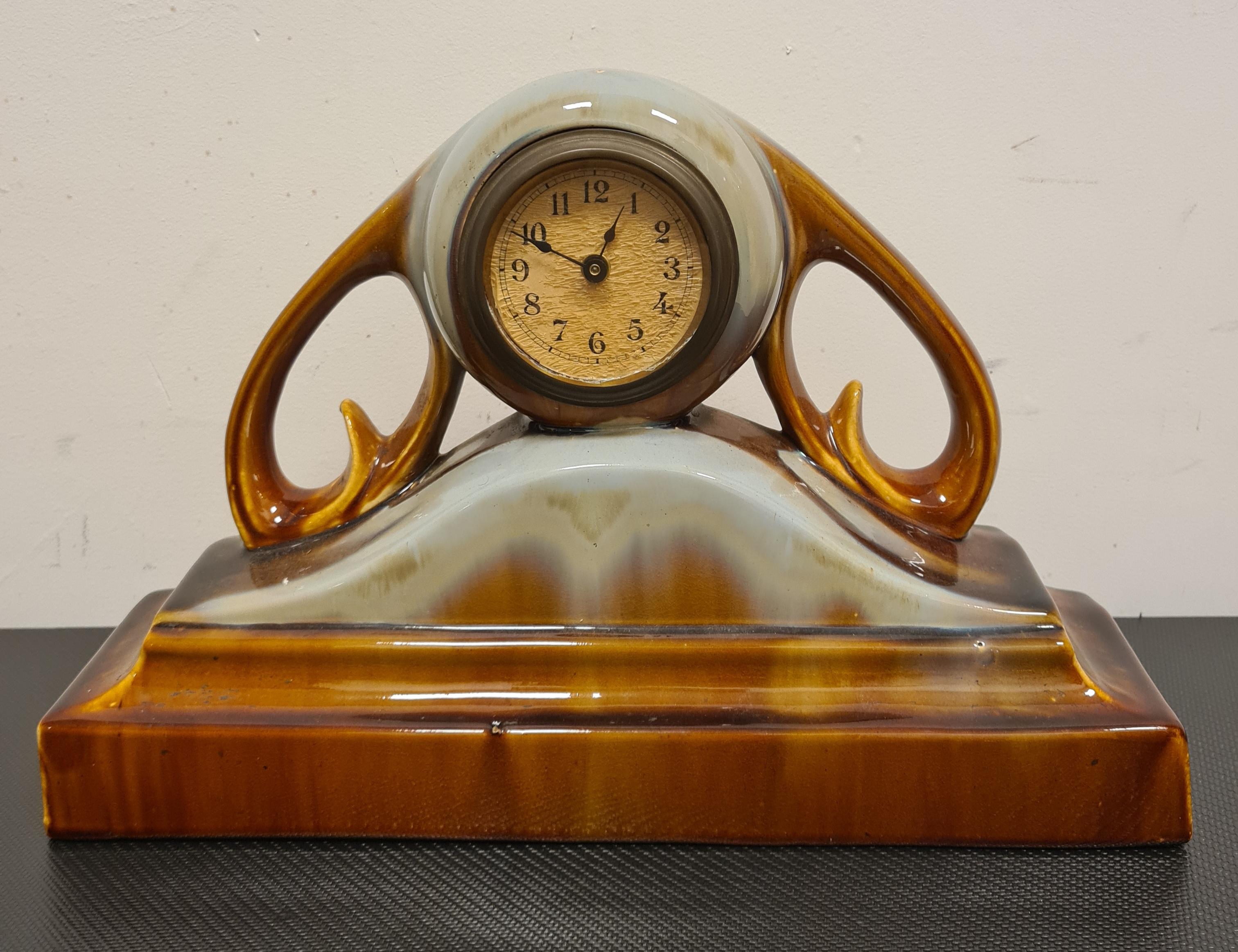 Horloge en céramique des années 1940.

Belle horloge de centre ou de cheminée fabriquée dans les années 1940.

La structure est entièrement réalisée en céramique émaillée dans des tons allant du brun au bleu clair.

La montre est fonctionnelle et
