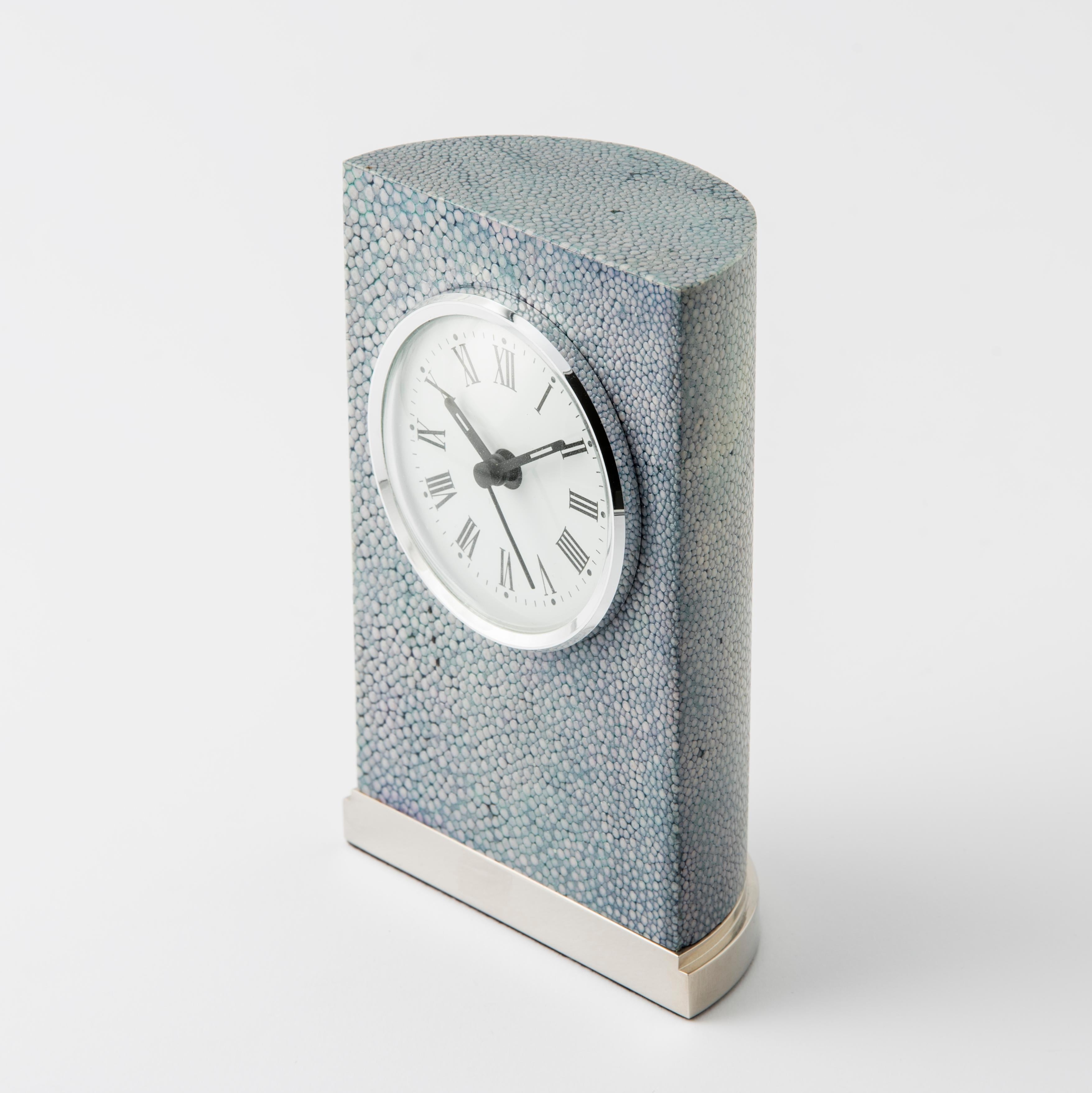 Inspirado en la elegancia atemporal de las columnas románicas, este refinado reloj de sobremesa de diseño es una pieza exclusiva de la colección Galucharme, diseñada por Nino Basso. 
Perfecto para el mobiliario contemporáneo, combina materiales