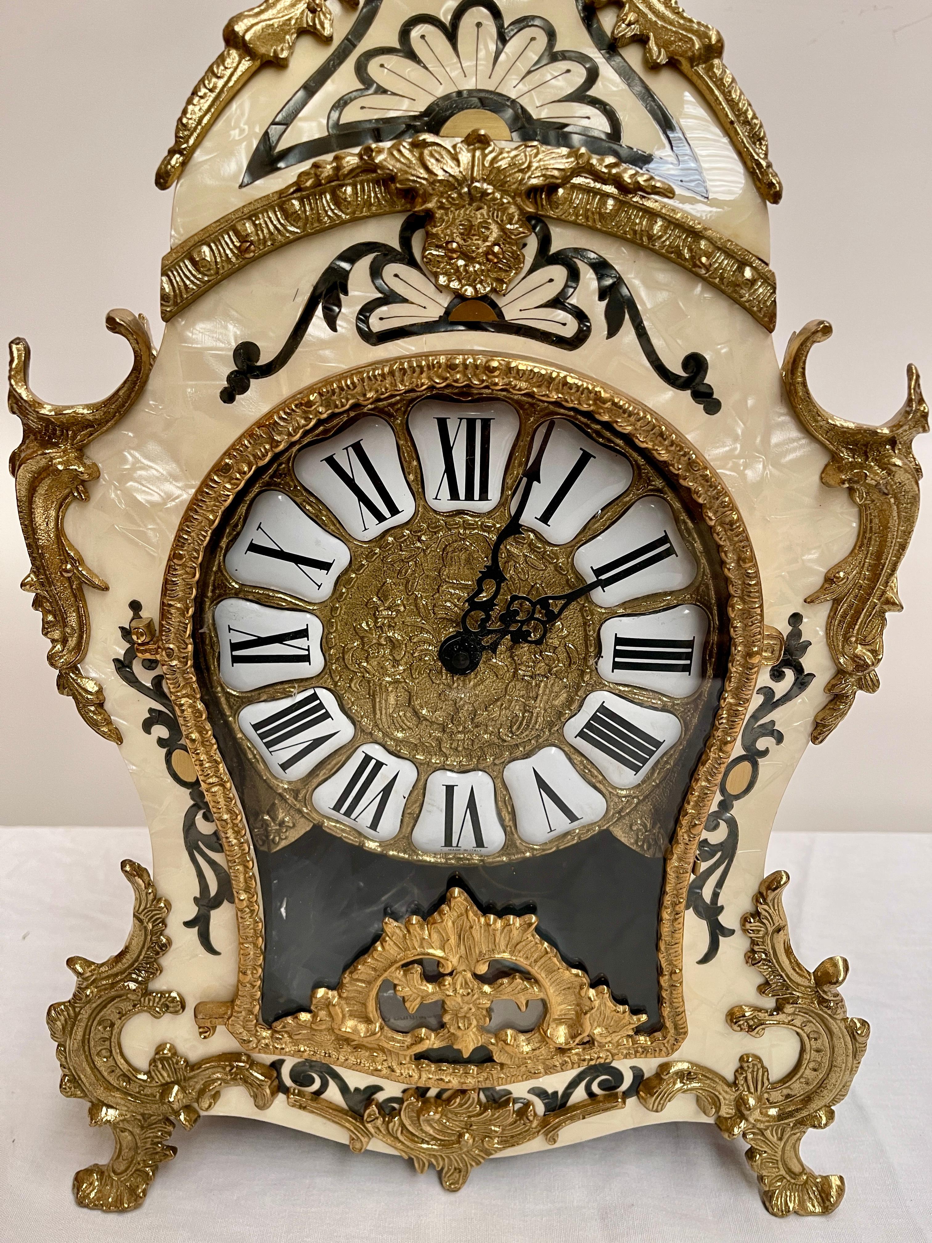 Reloj italiano de bronce y madera con pila de aguja francesa Años 90 en venta 3