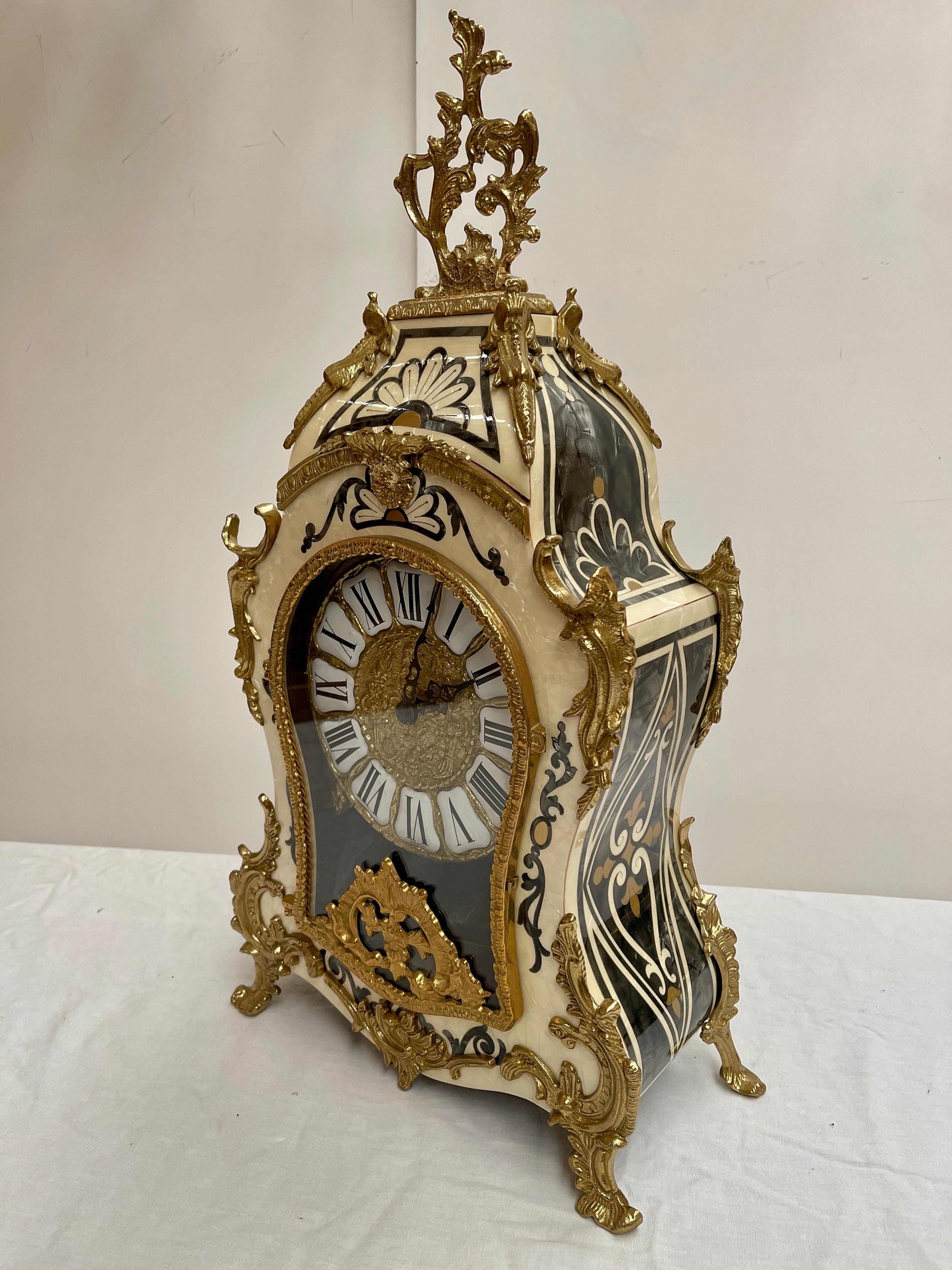 Reloj italiano de bronce y madera con pila de aguja francesa Años 90 en venta 4