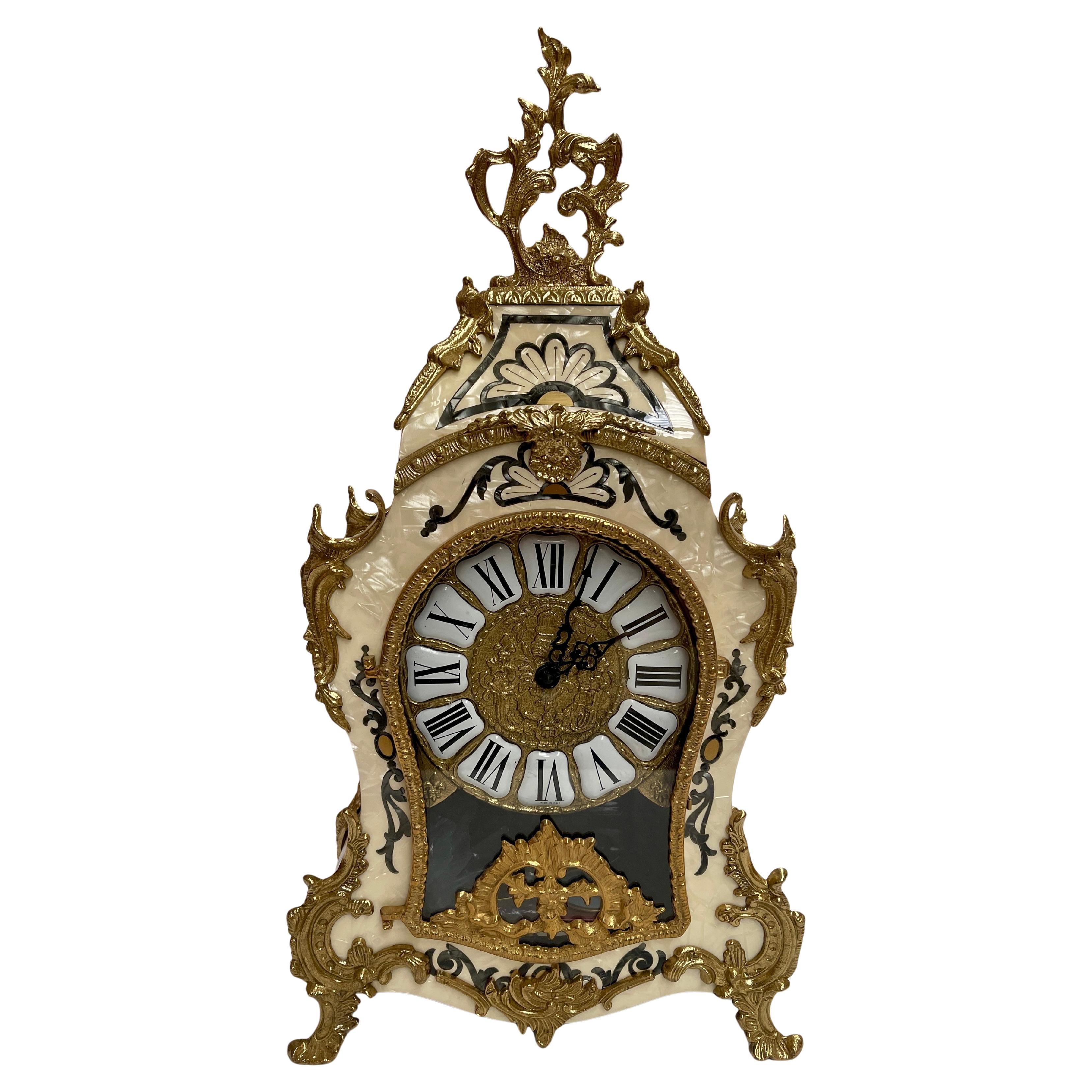 Reloj italiano de bronce y madera con pila de aguja francesa Años 90 en venta 5