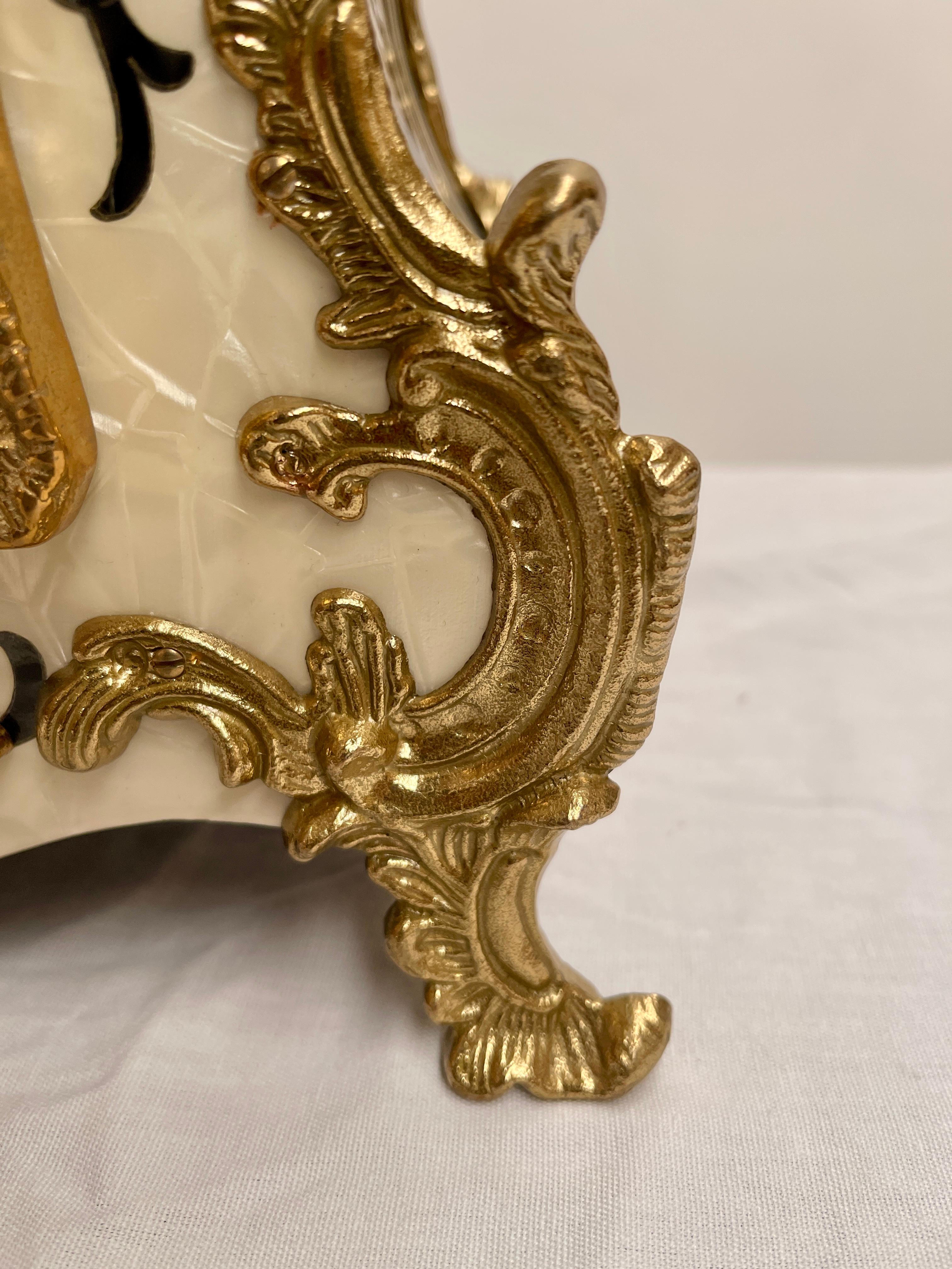 Reloj italiano de bronce y madera con pila de aguja francesa Años 90 en venta 7