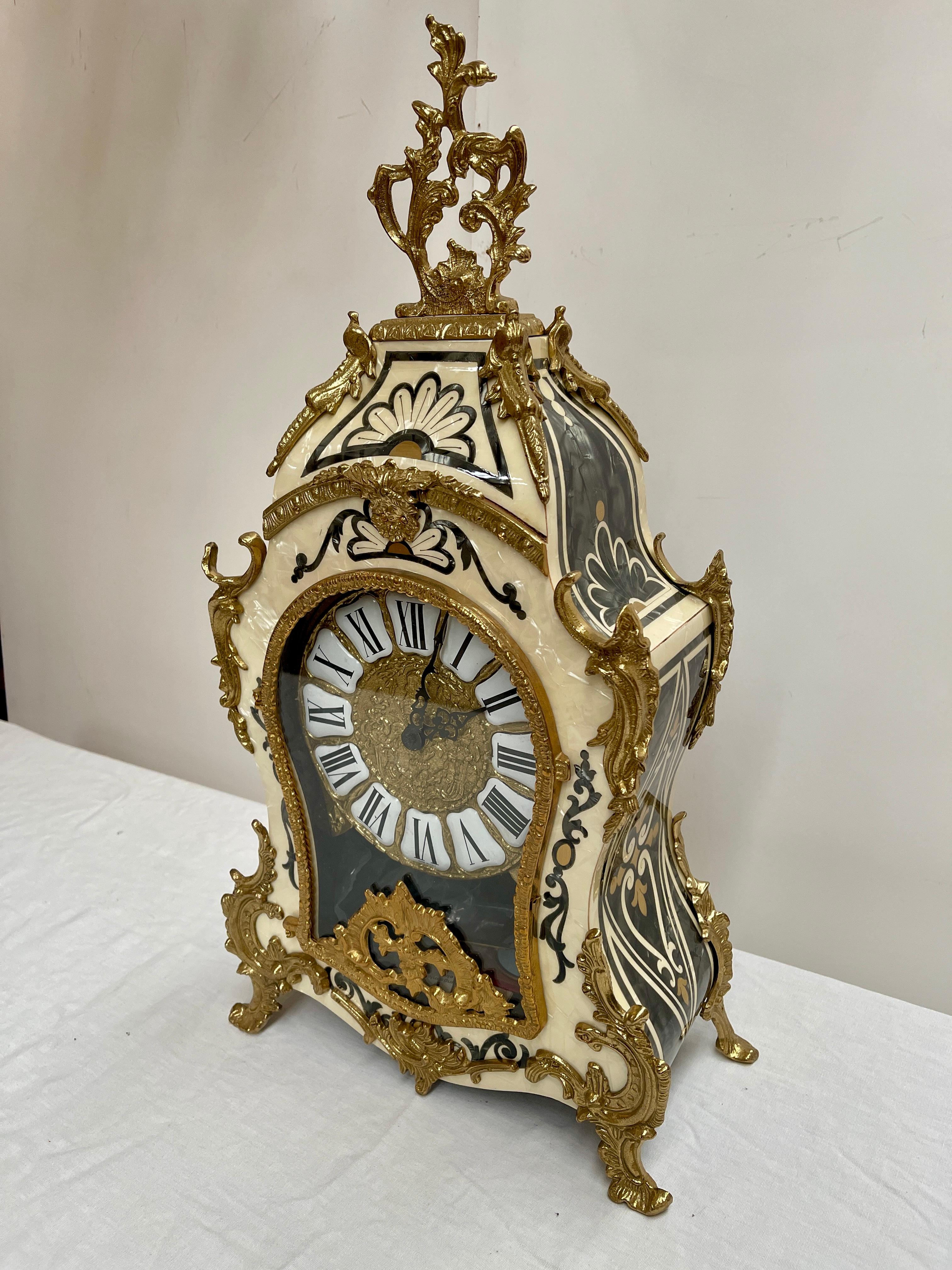 Reloj italiano de bronce y madera con pila de aguja francesa Años 90 Luis XVI en venta