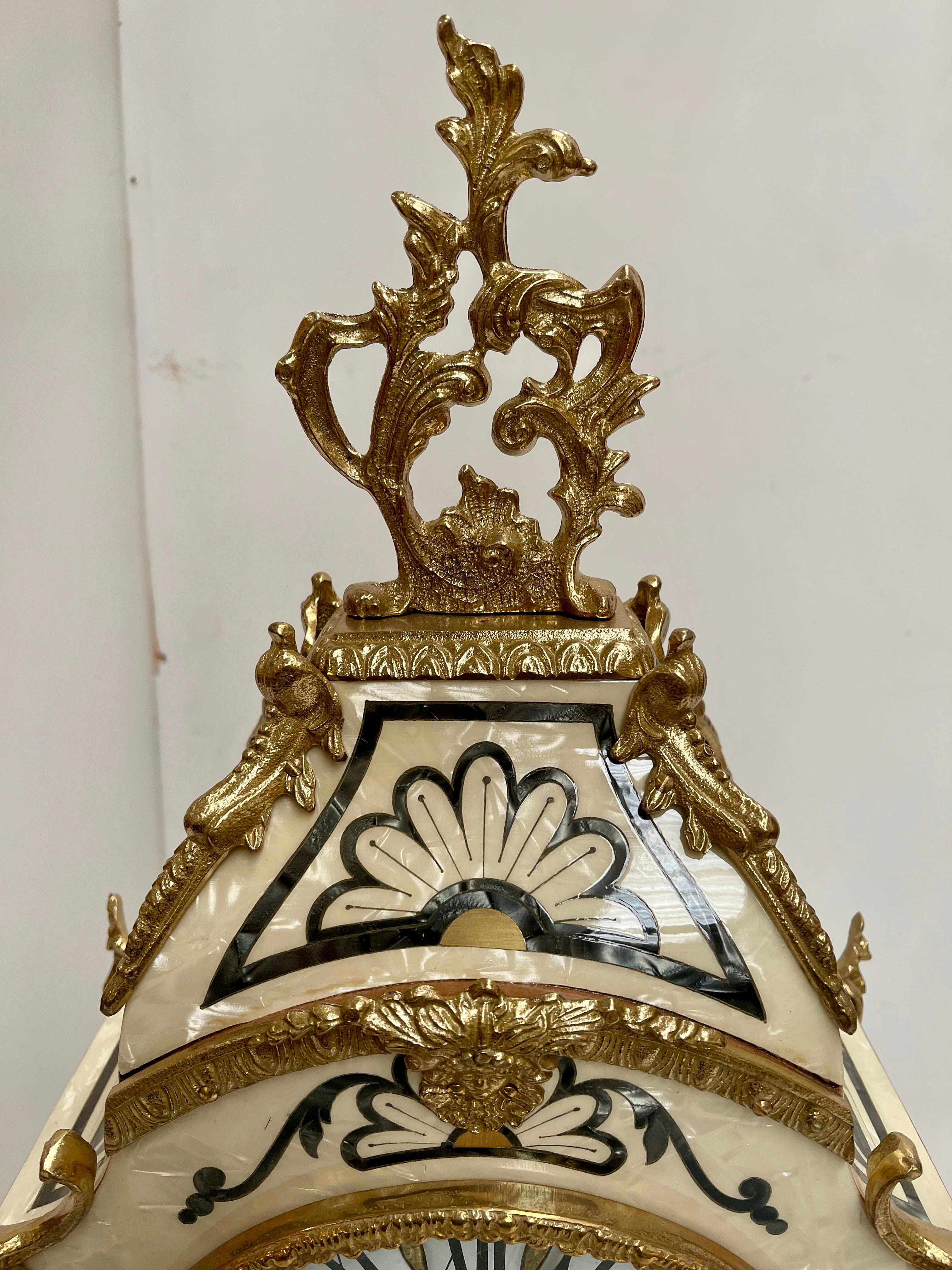 Reloj italiano de bronce y madera con pila de aguja francesa Años 90 Italian en venta