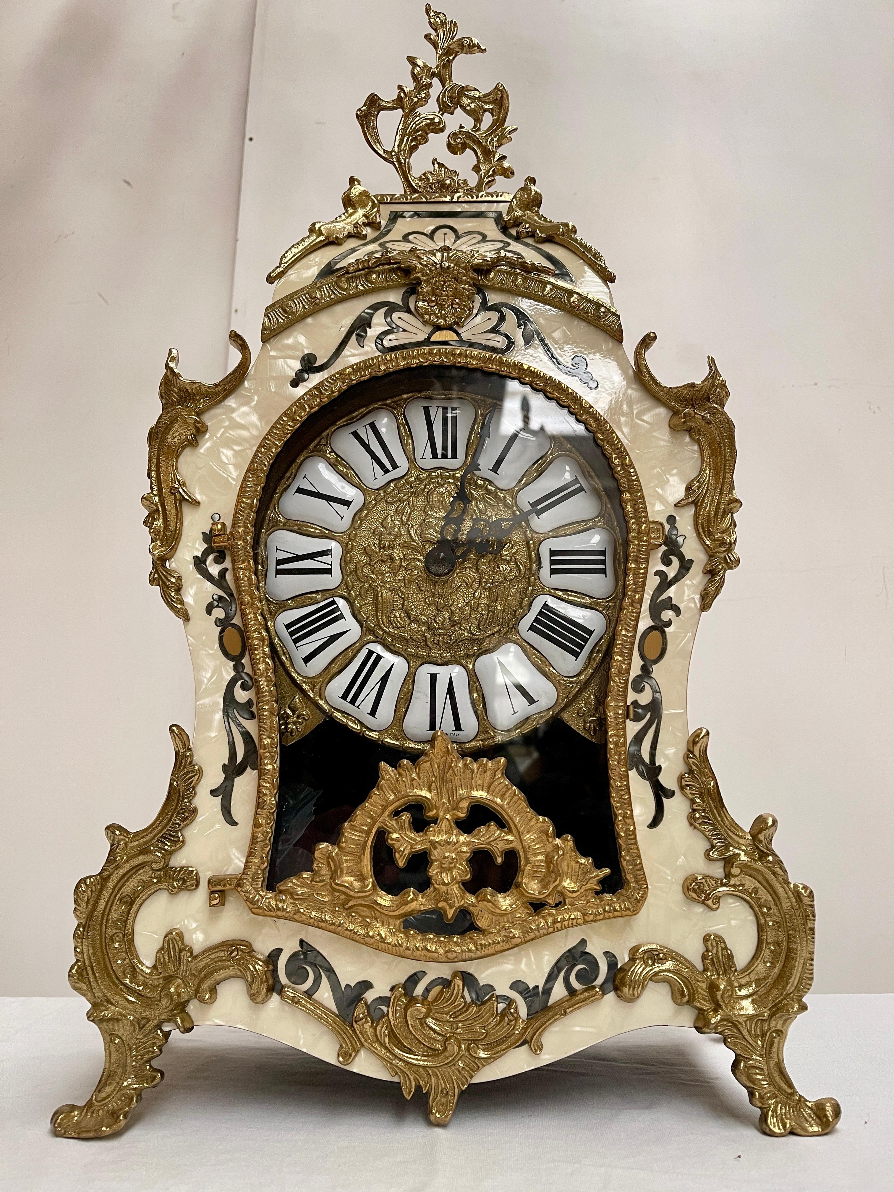 Reloj italiano de bronce y madera con pila de aguja francesa Años 90 Otro en venta