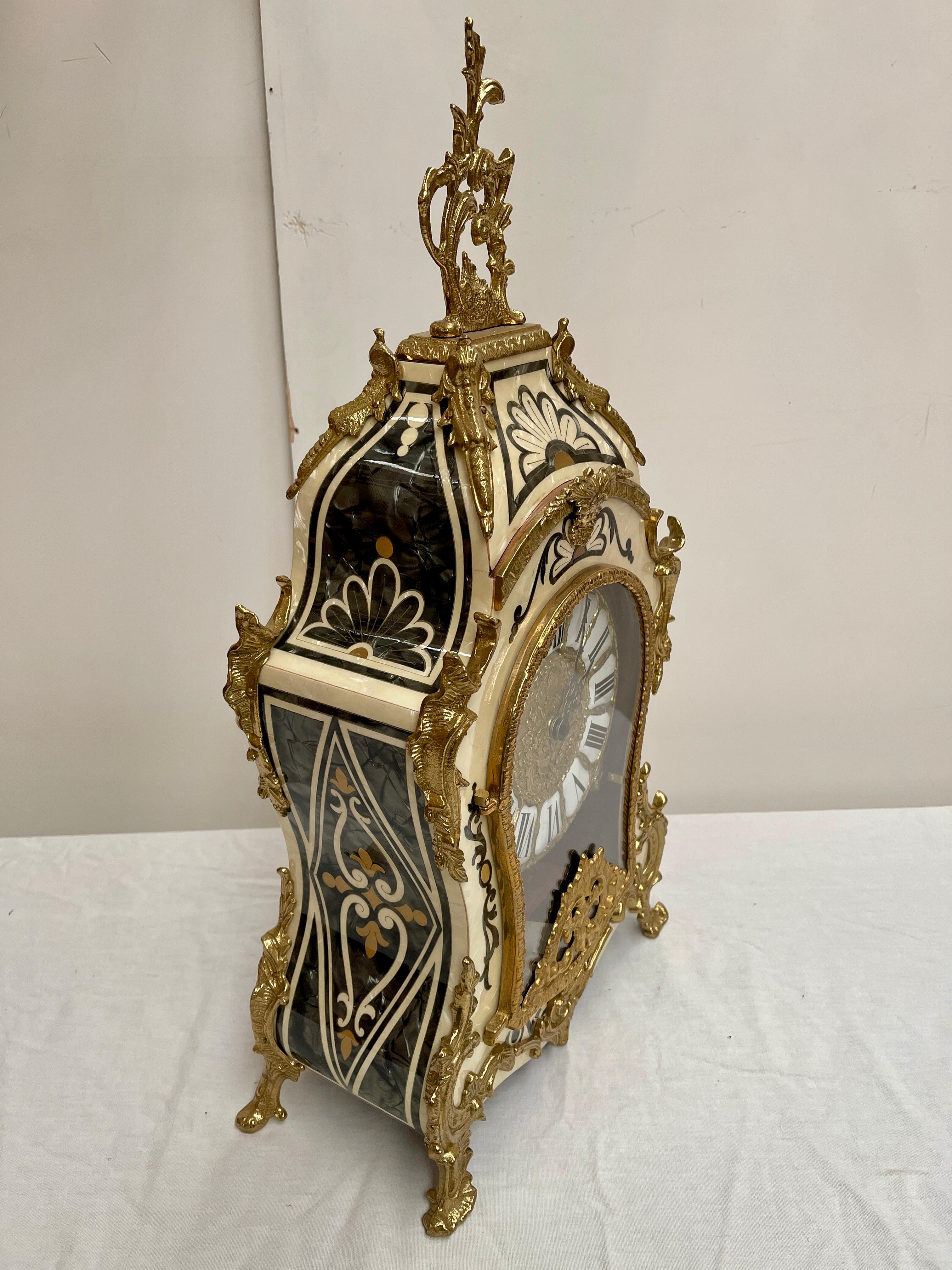 Reloj italiano de bronce y madera con pila de aguja francesa Años 90 en Excelente estado para la venta en Cantù, IT