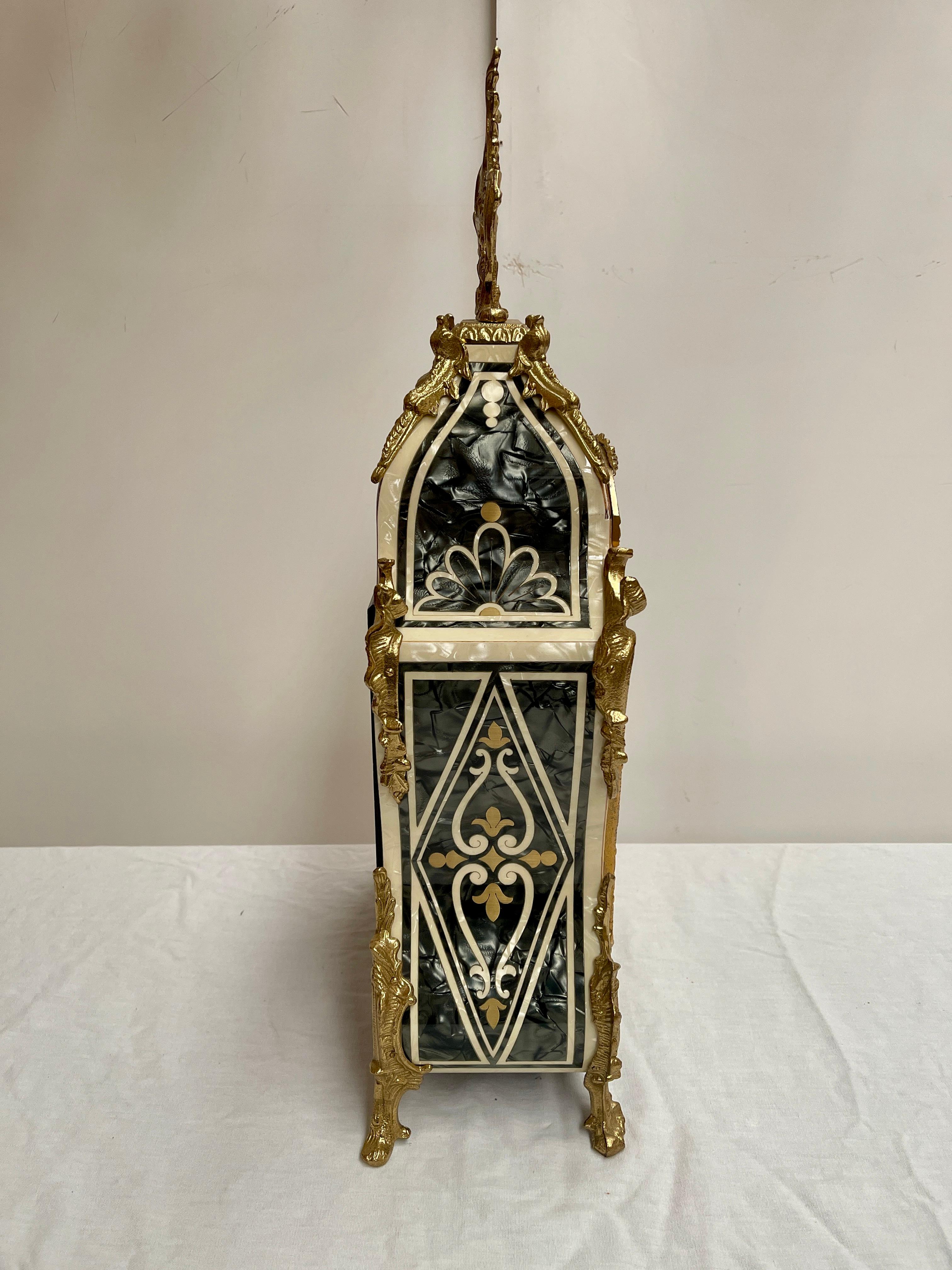 Reloj italiano de bronce y madera con pila de aguja francesa Años 90 20th Century en venta