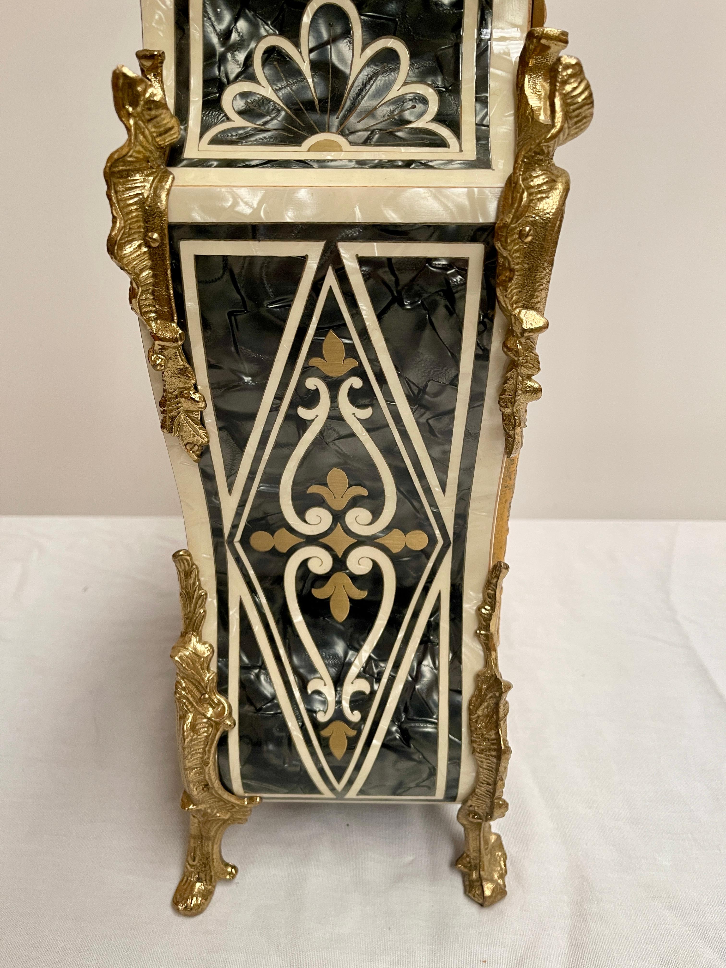 Reloj italiano de bronce y madera con pila de aguja francesa Años 90 Madera en venta