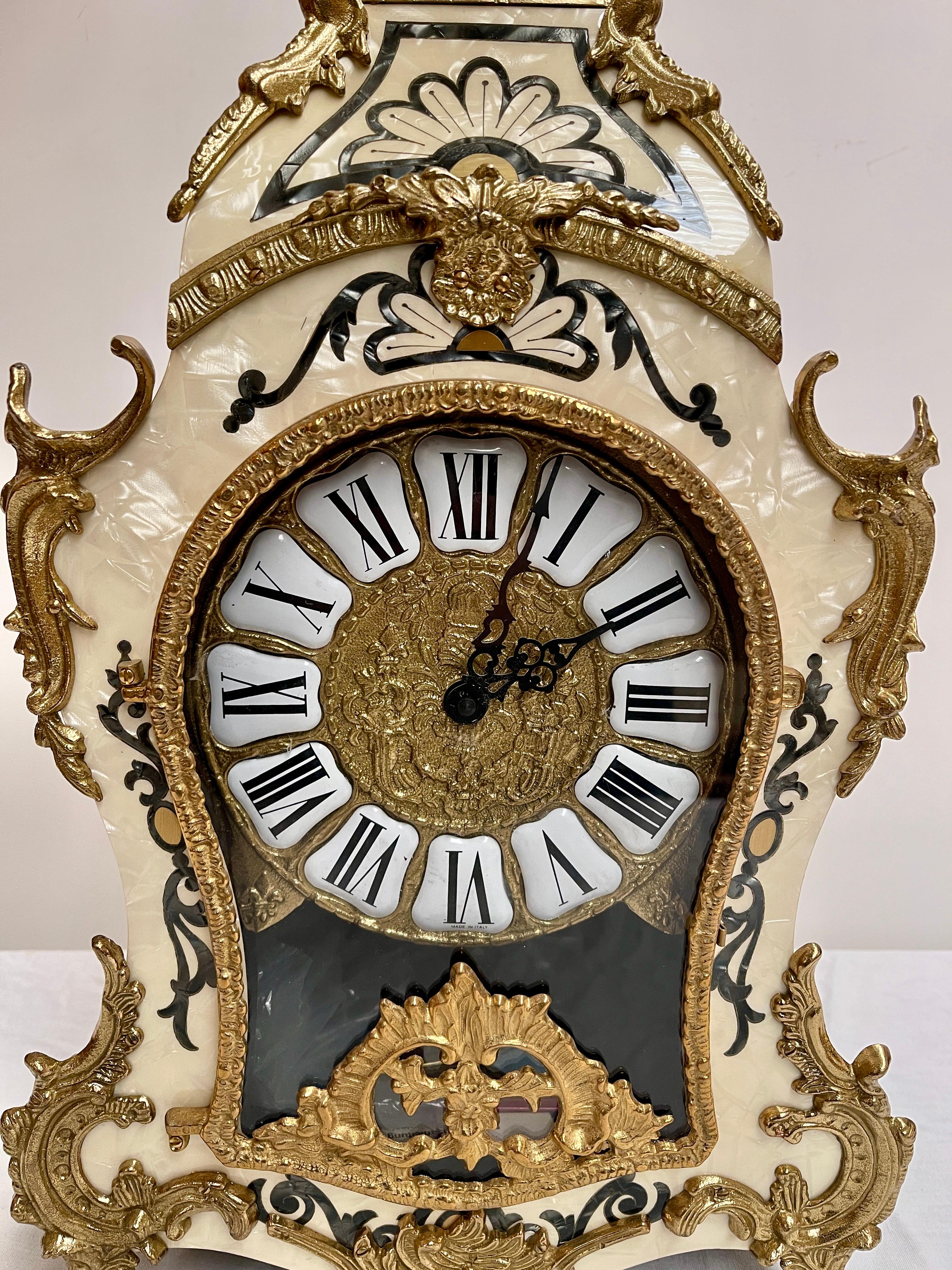 Reloj italiano de bronce y madera con pila de aguja francesa Años 90 en venta 2