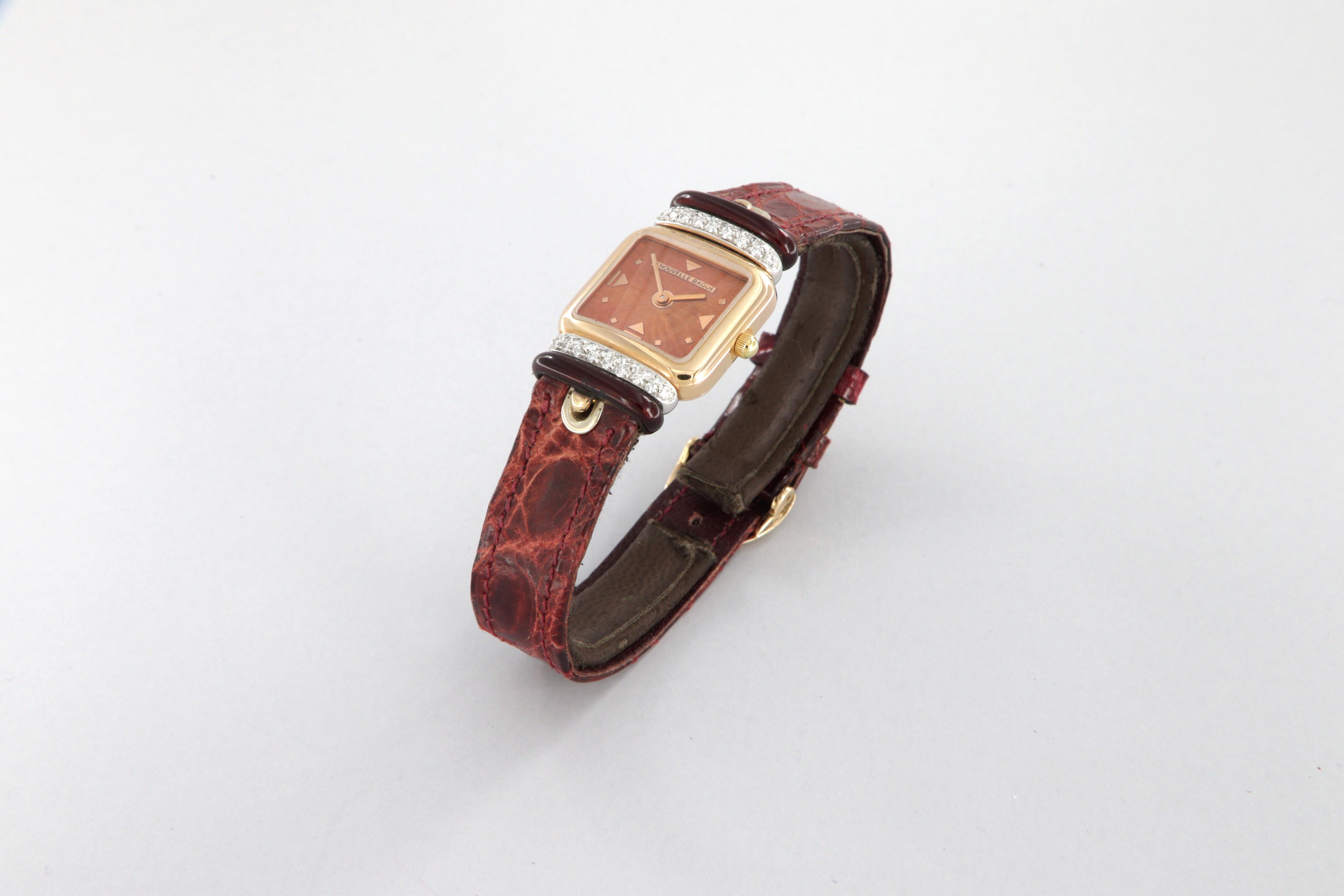 Montre La Nouvelle Bague en or 18 carats, émail de feu et diamants taille brillant.
Mouvement à quartz de fabrication suisse.
Cadran émaillé 