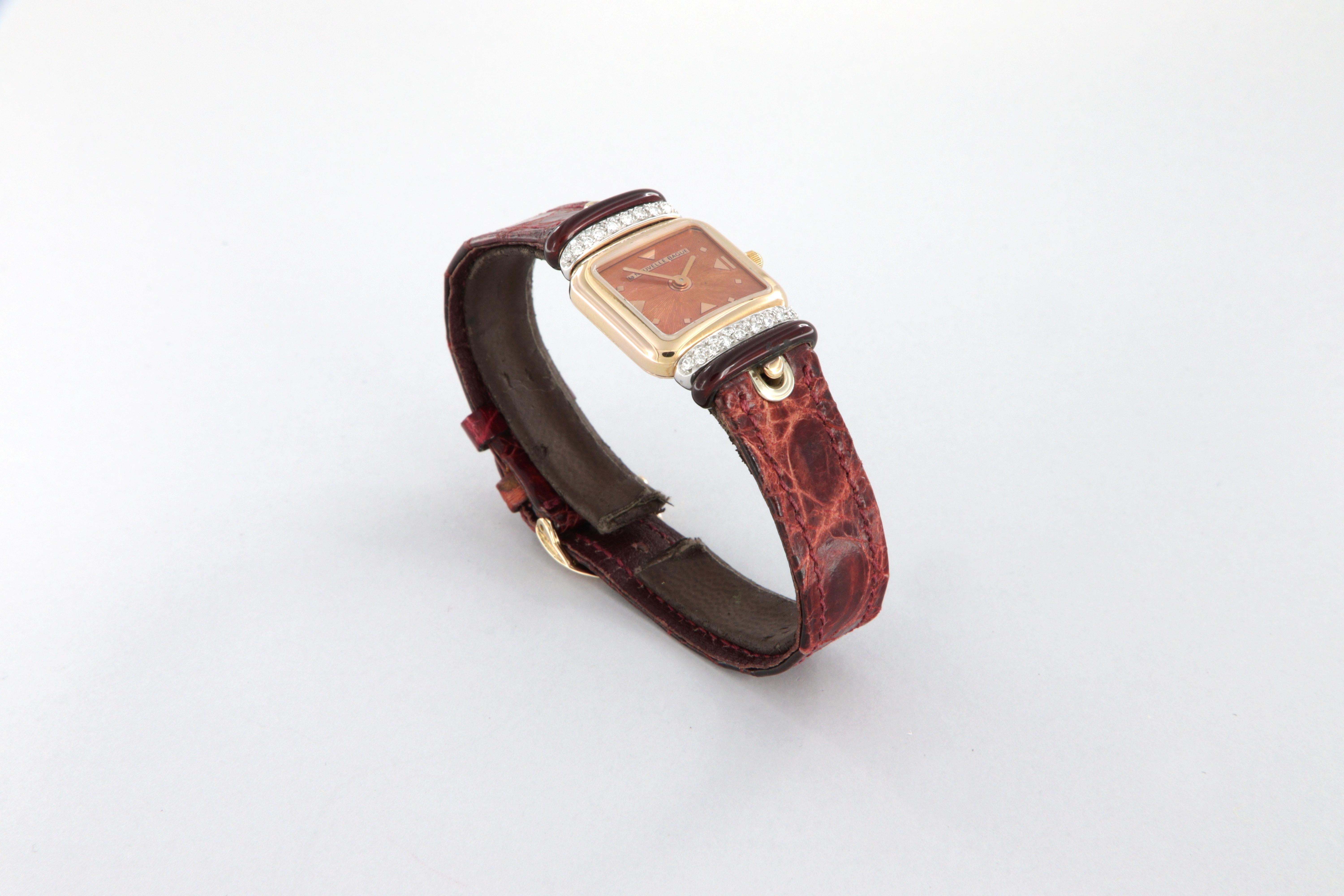 Moderne Montre La Nouvelle Bague en or 18 carats, émail et diamants en vente