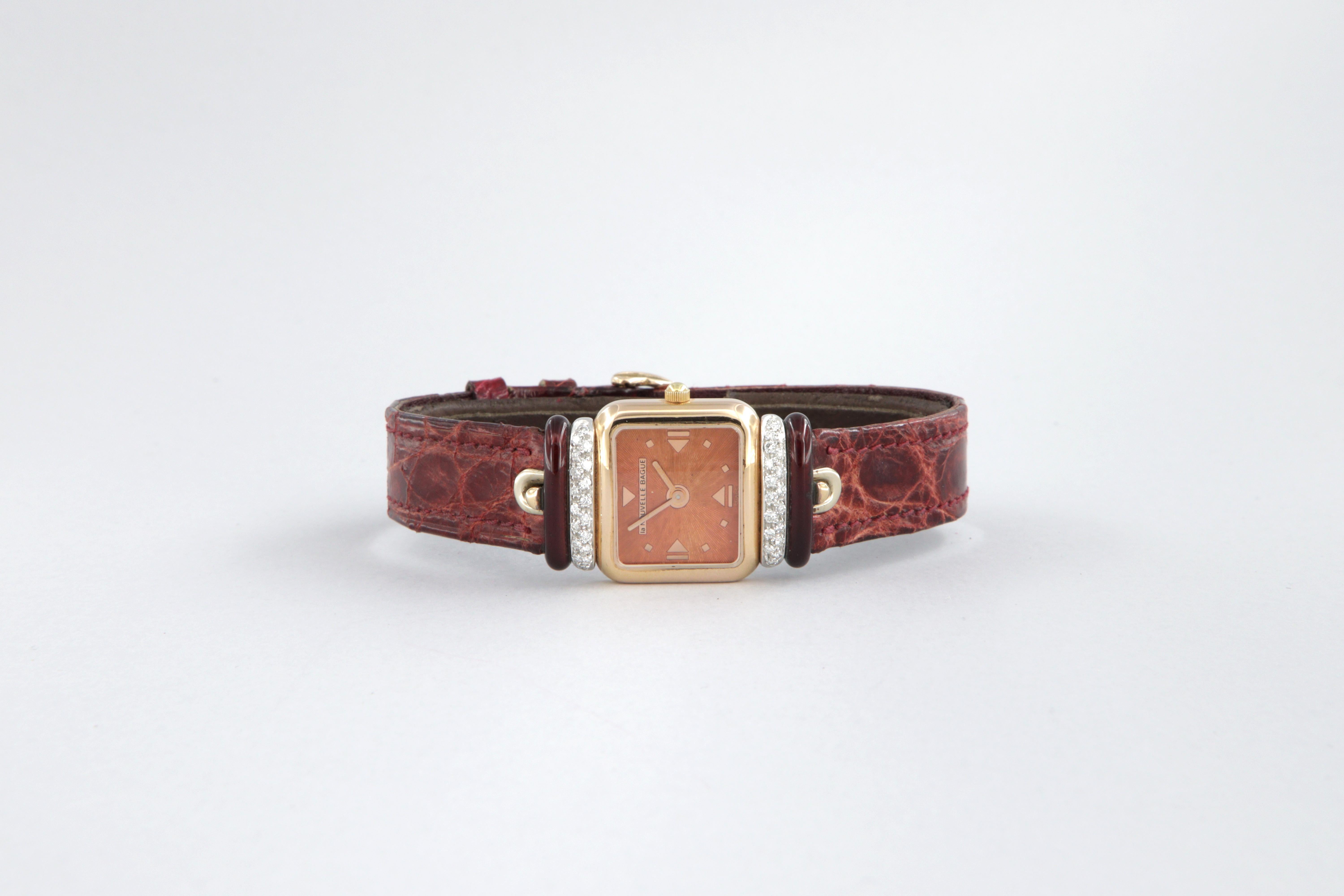 Taille brillant Montre La Nouvelle Bague en or 18 carats, émail et diamants en vente