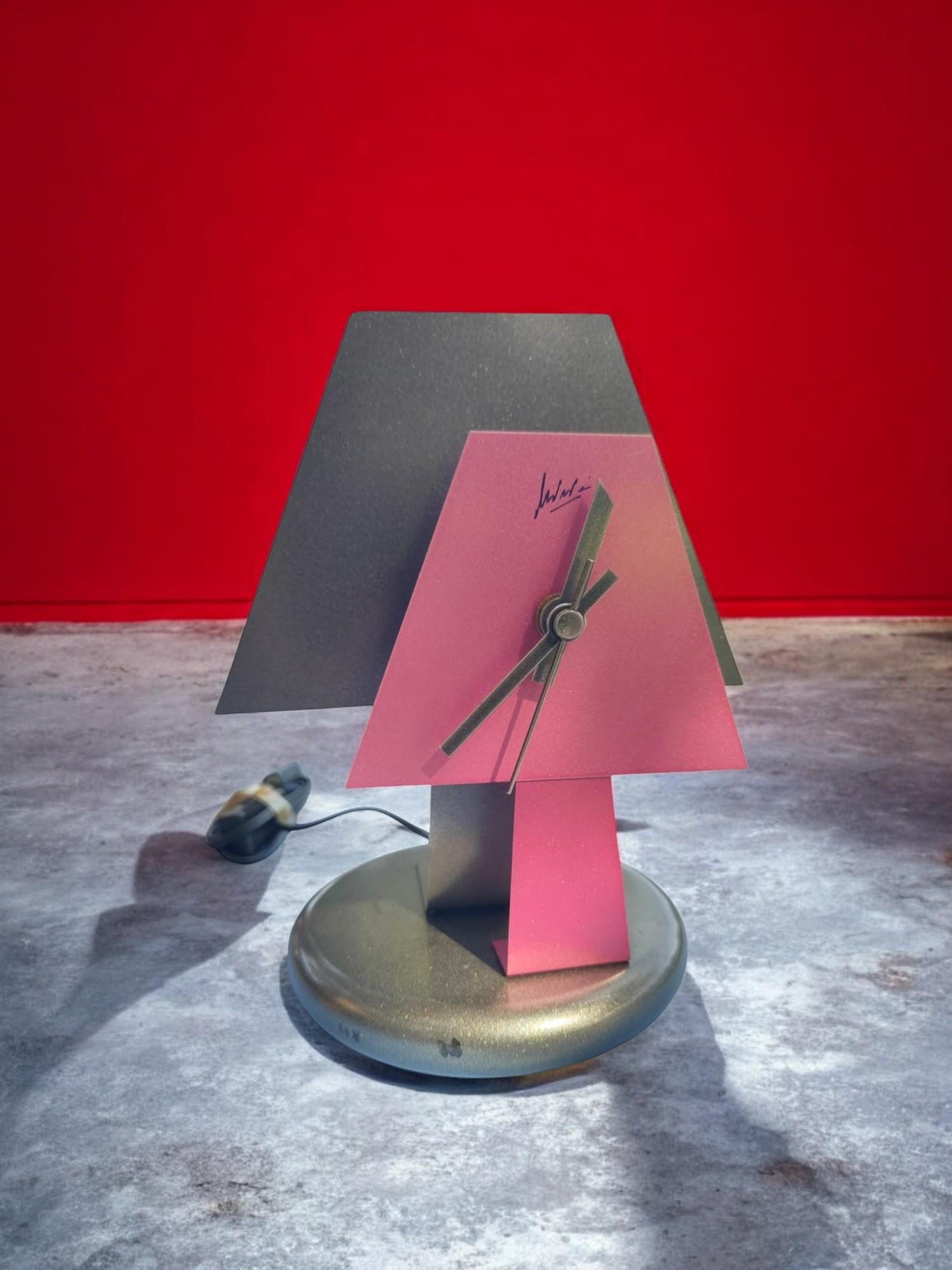 Radikale Tischlampenuhr im Memphis-Stil, lackiertes Metall, 1980er Jahre (Italian) im Angebot