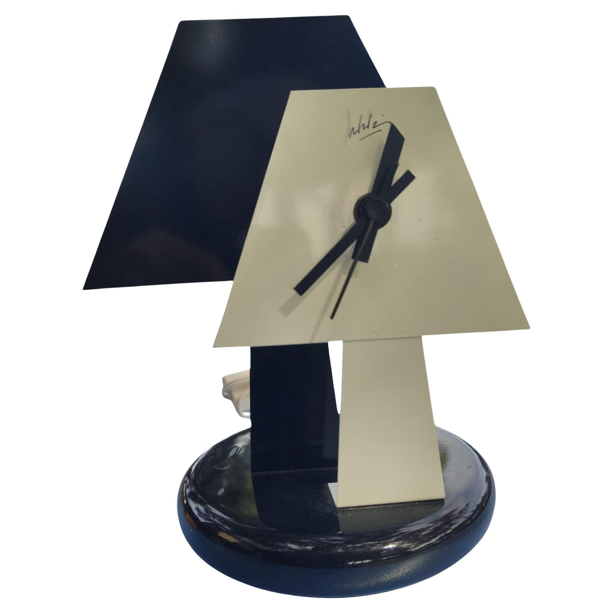 Horloge lampe de table de style Memphis radical, métal laqué, 1980