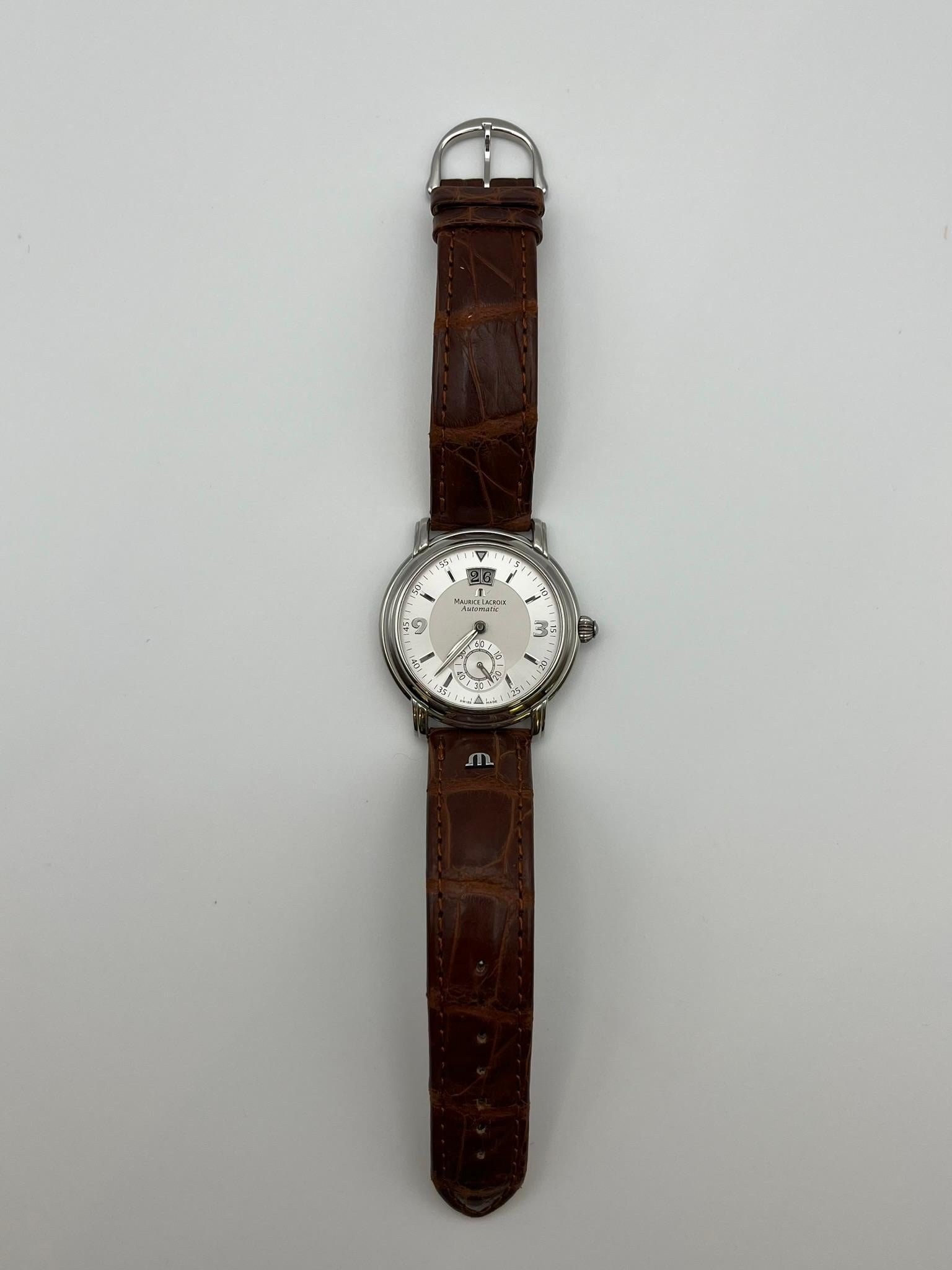 Montre-bracelet Maurice Lacroix de la collection Masterpiece Grand Date, référence : MP 6378-SSS001. Boîtier en acier inoxydable de 40 mm avec surface polie. Mouvement visuel  grâce au verre saphir au dos. Automatique et étanche jusqu'à 50 mètres.