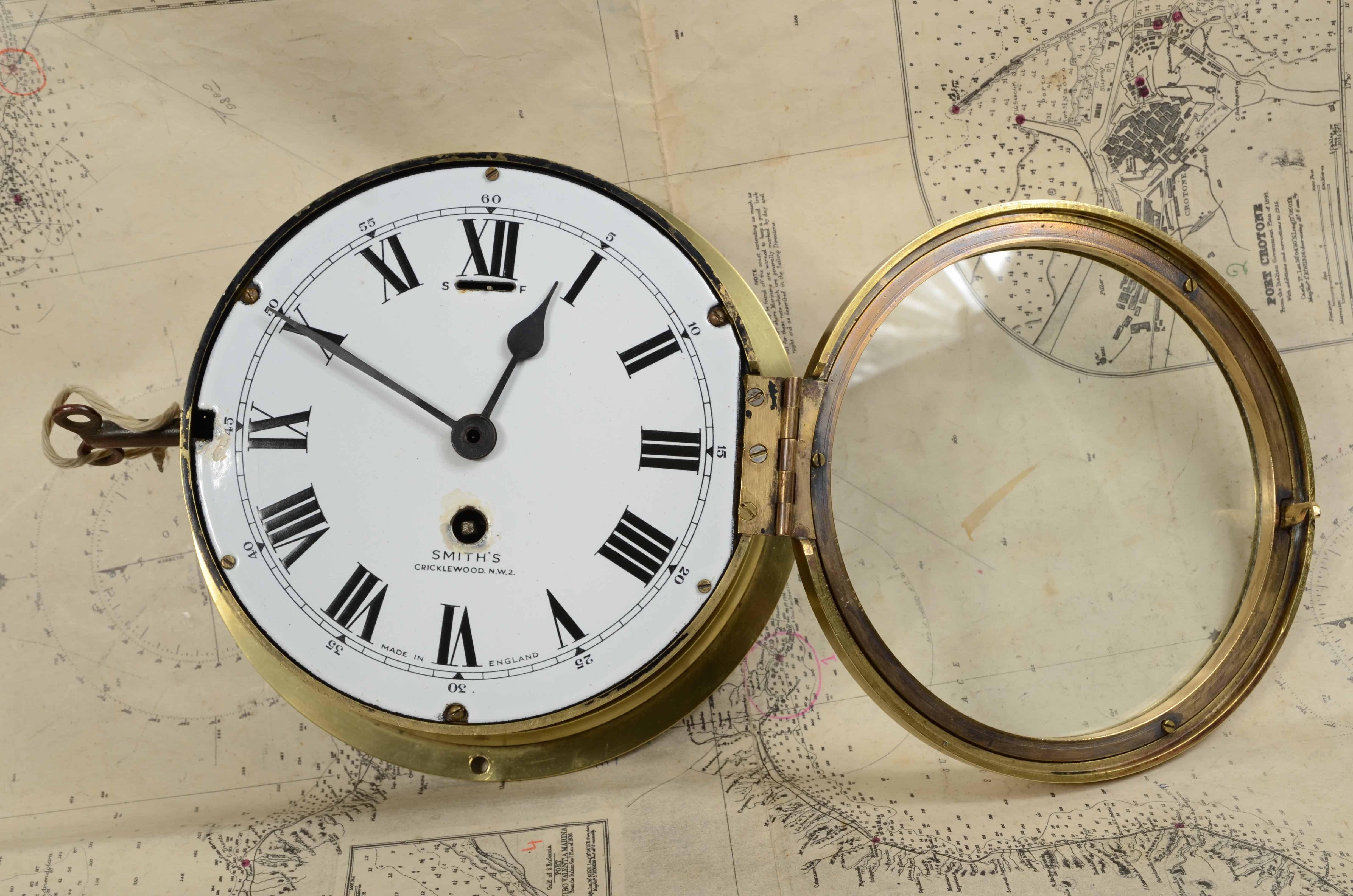 Horloge murale nautique ancienne en laiton avec remontage à ressort de 7 jours, signée Smith's Circklewood N. W. 2,  Modèle n° 2 de 1932. 
Diamètre 19 cm - pouces 7.5, profondeur 10 cm - pouces 4. 
Révisé  et entièrement fonctionnel.
La dernière