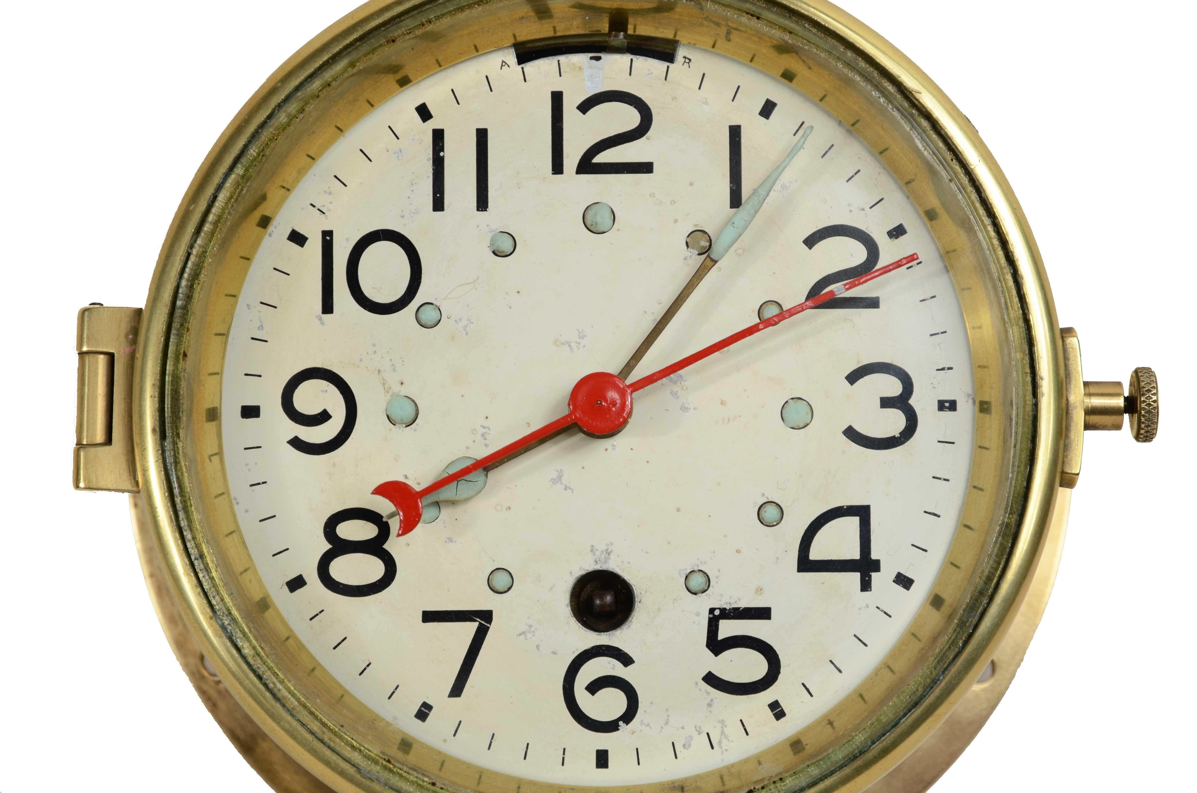 Nautische Wanduhr aus Messing mit 7-Tage-Federaufzug, signiert S. Marti Montbeliard  Großer Preis  Paris 1931, Samuel Marti war ein bekannter Pariser Uhrmacher des 19. Jahrhunderts. Durchmesser 16,8 cm - Zoll 6,7, Tiefe 7,5 cm - Zoll 2,8. 
Überholt