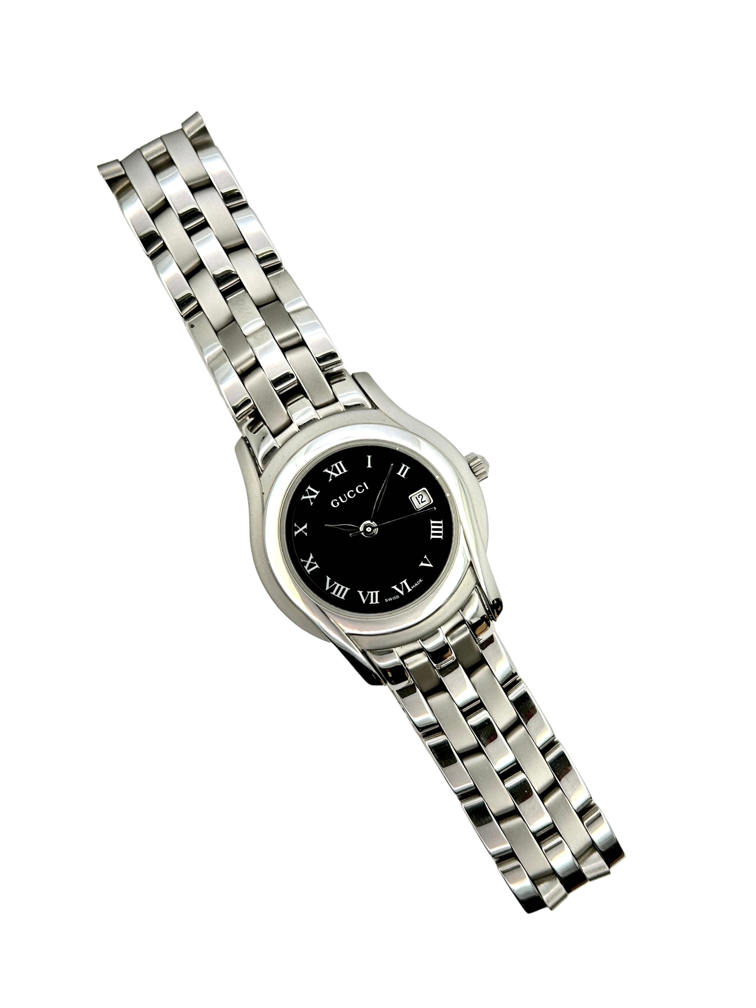 Nouvelle montre à quartz Gucci pour femme en acier inoxydable fabriqué en Suisse.
La montre n'a jamais été portée et provient d'un vendeur italien agréé.

Accompagné d'une boîte et de la garantie internationale Gucci.
Il est également possible de