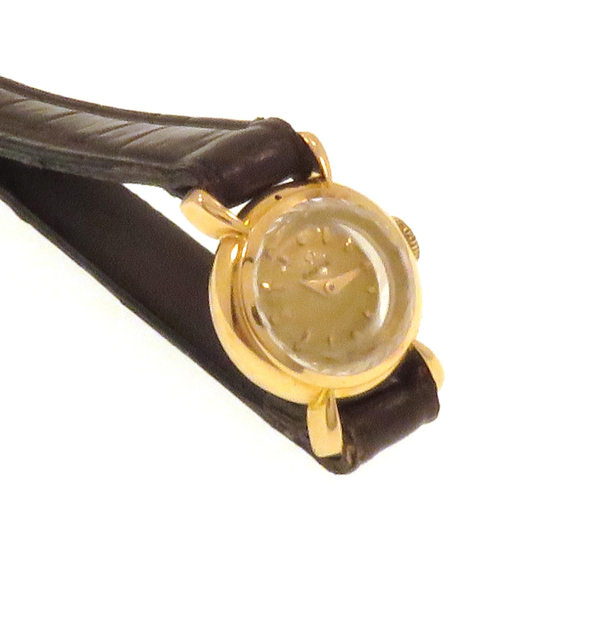 Rétro Montre-bracelet Omega en or pour femmes des années 1950 en vente