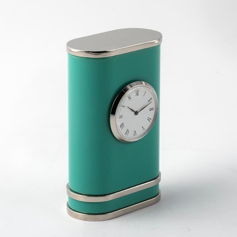 Armonia delle proporzioni, linea geometrica arrotondata, elegante superficie  liscia  laccata  color giada, sono racchiusi in questo raffinato ed esclusivo orologio da tavolo.
Ideato da Nino Basso, questo orologio  supera la funzionalità  per essere