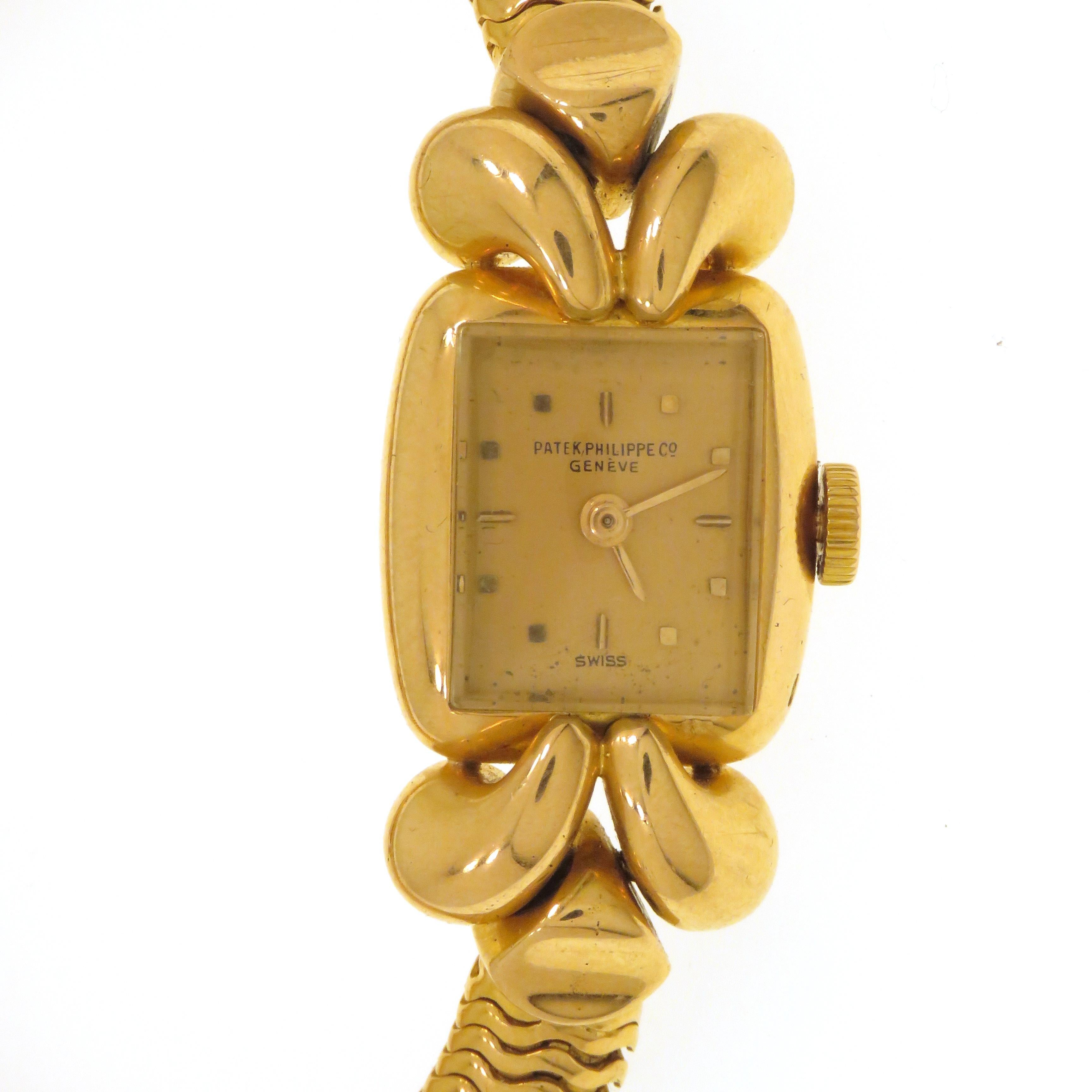 Rare montre-bracelet de dame Patek Philippe des années 1940 à remontage manuel sur bracelet tube en or rose 18 carats. Boîtier et bracelet en or massif. Le boîtier mesure 17x19 mm, le bracelet tube a un diamètre de 7 mm. La montre est en bon état de