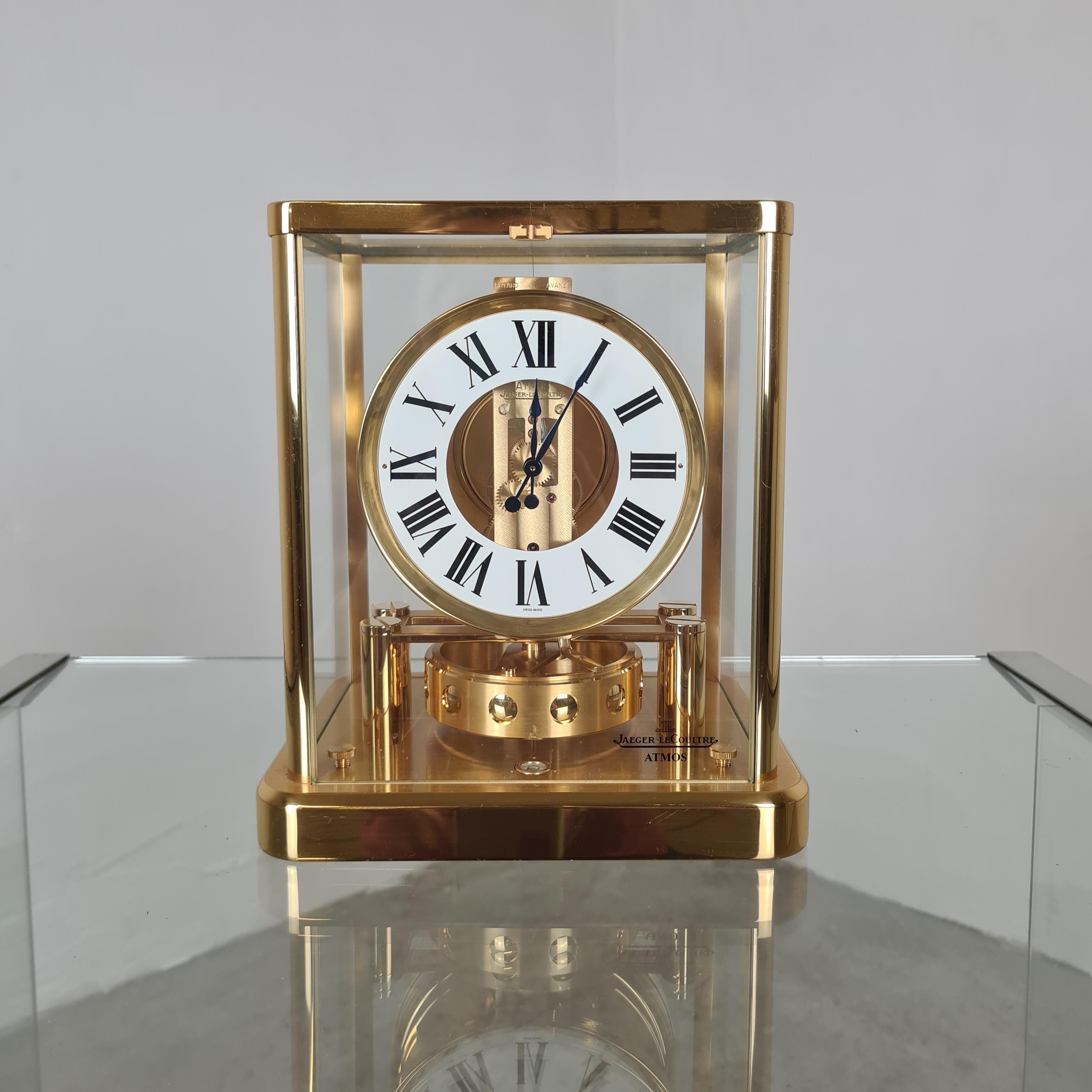Atmos Classic perpetual watch by Jaeger-LeCoultre.

The Atmos Classic perpetual watch is the only watch in the world that does not require any kind of winding.

It is fed solely by changes in ambient temperature.

The principle of Atmos lies in a