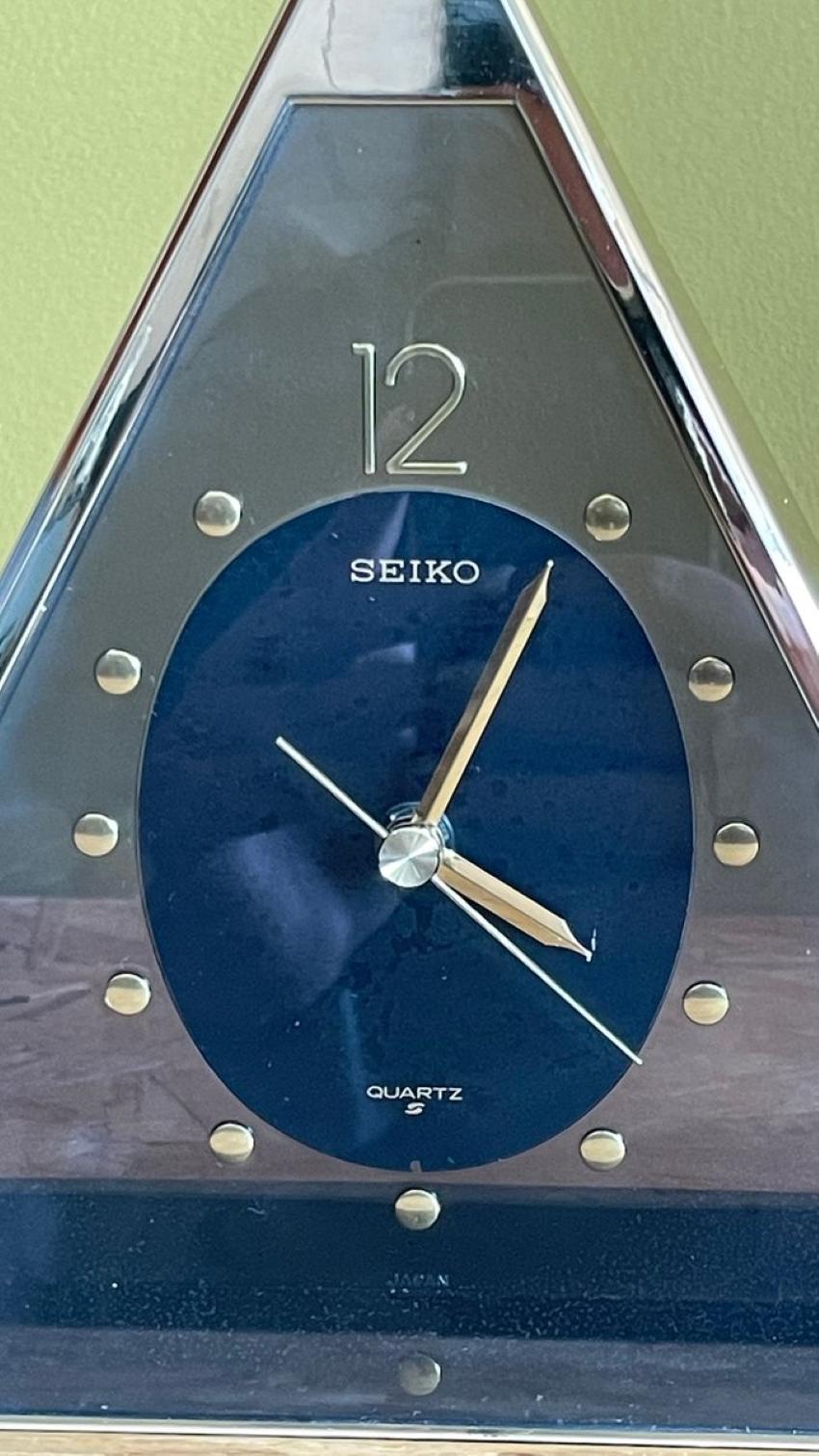 Seiko Quarz-Pyramidenuhr, Japan, 1980er Jahre (Postmoderne) im Angebot