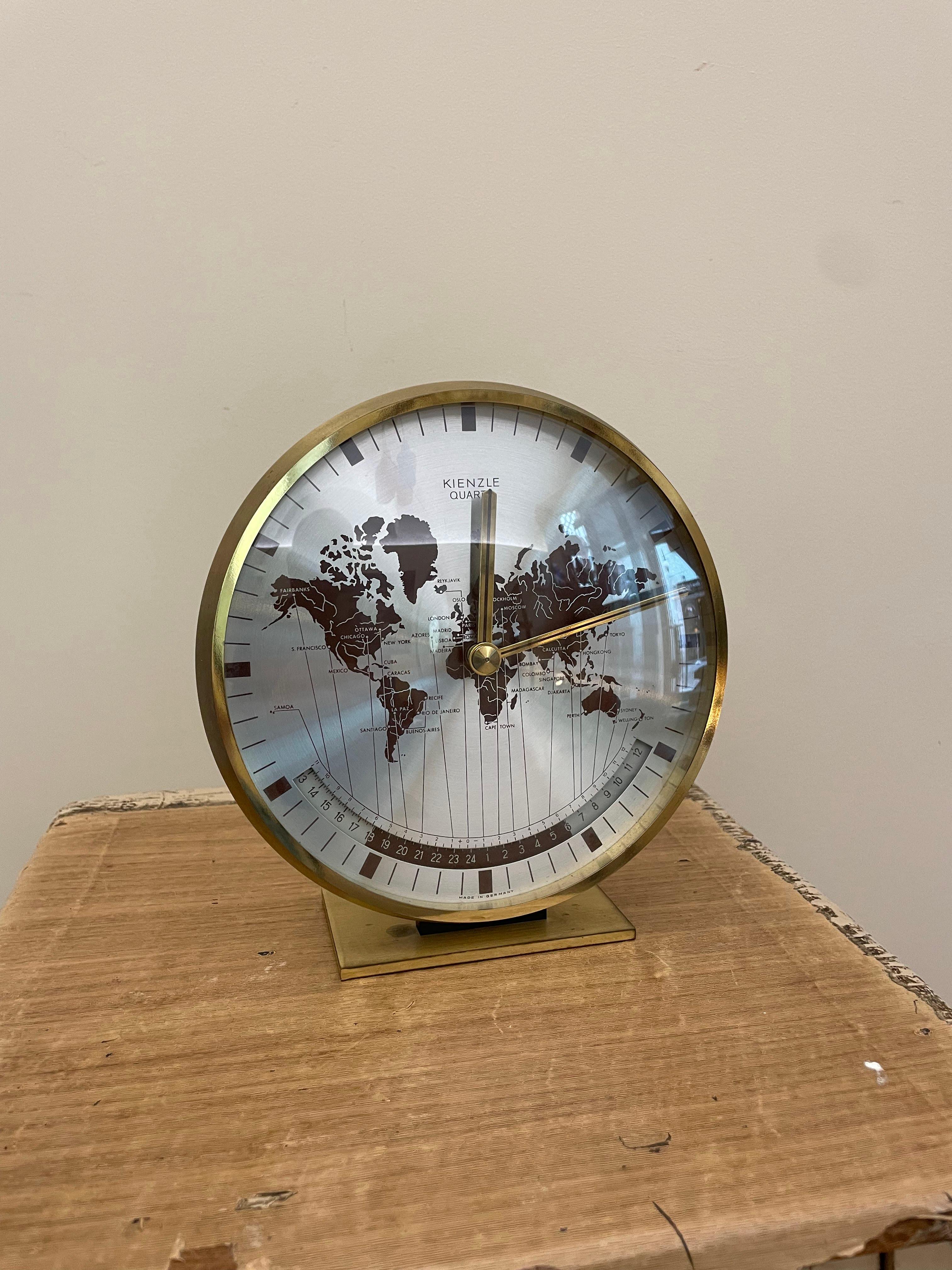 Horloge universelle conçue par Heinrich Möller pour Kienzle International dans les années 1970.

La montre est équipée d'un mouvement à quartz et fonctionne parfaitement avec une pile AA. Le carillon des aiguilles est parfaitement audible.

Il peut