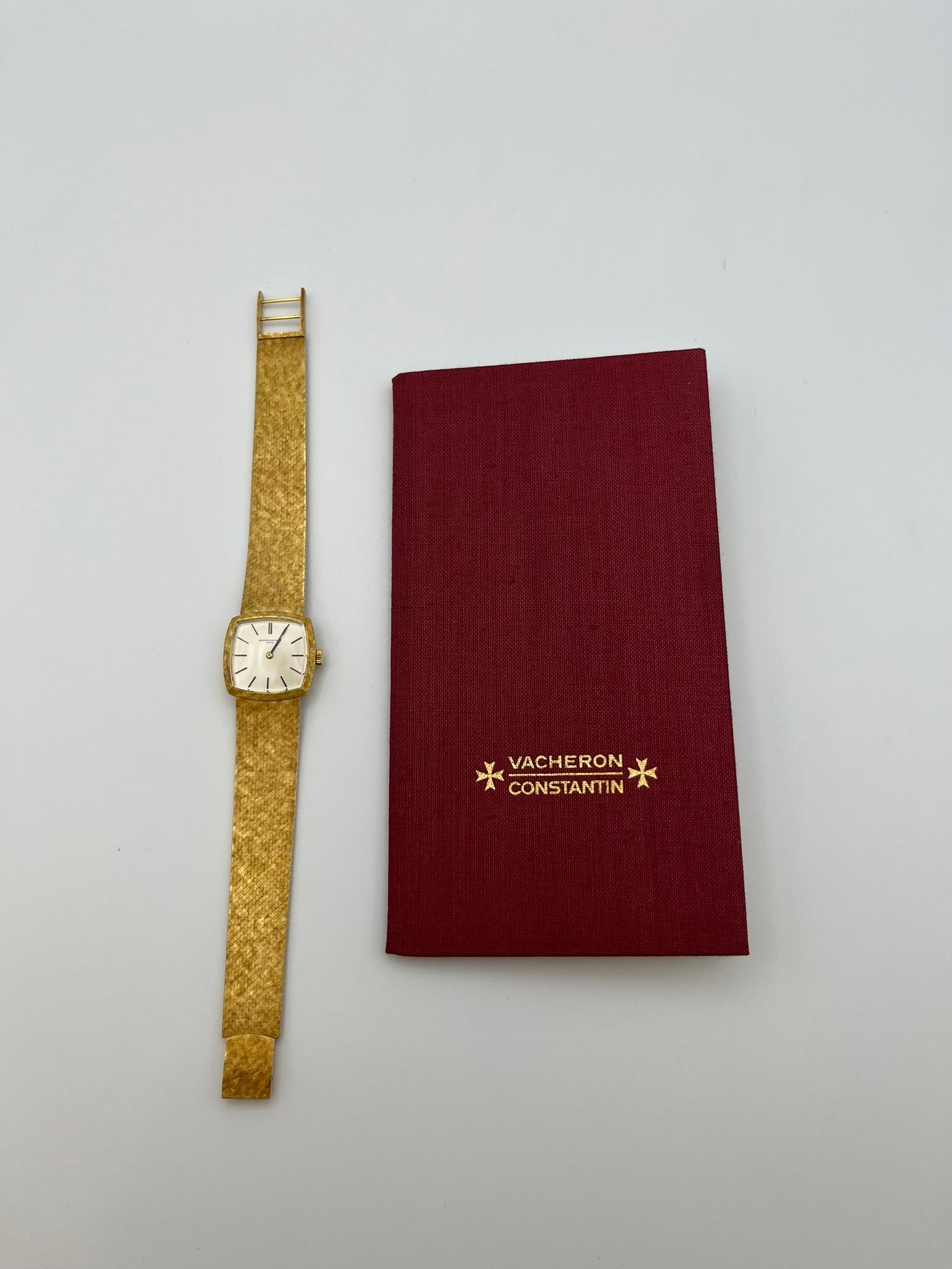 Orologio Vacheron Costantin anni '60 in oro giallo 18 kt. 750/00 completo della sua garanzia originale. Bracciale integrato Vacheron Costantin in oro giallo di lunghezza 18,5 cm. Cassa quadrata che misura 20 mm x 20 mm. Condizioni pari al nuovo, mai