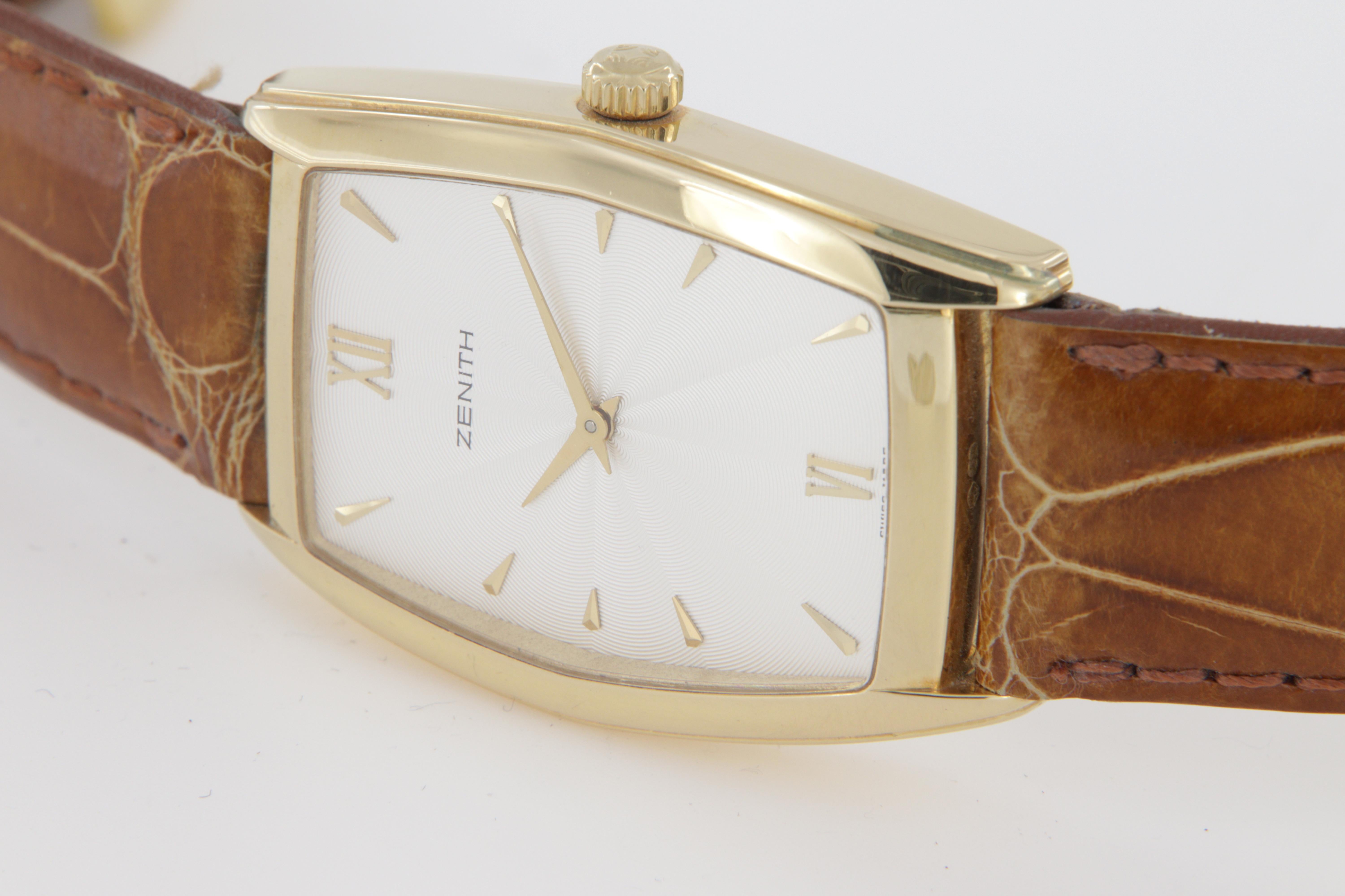 Zenith tonneau gold watch with manual winding new old stock en vente 9