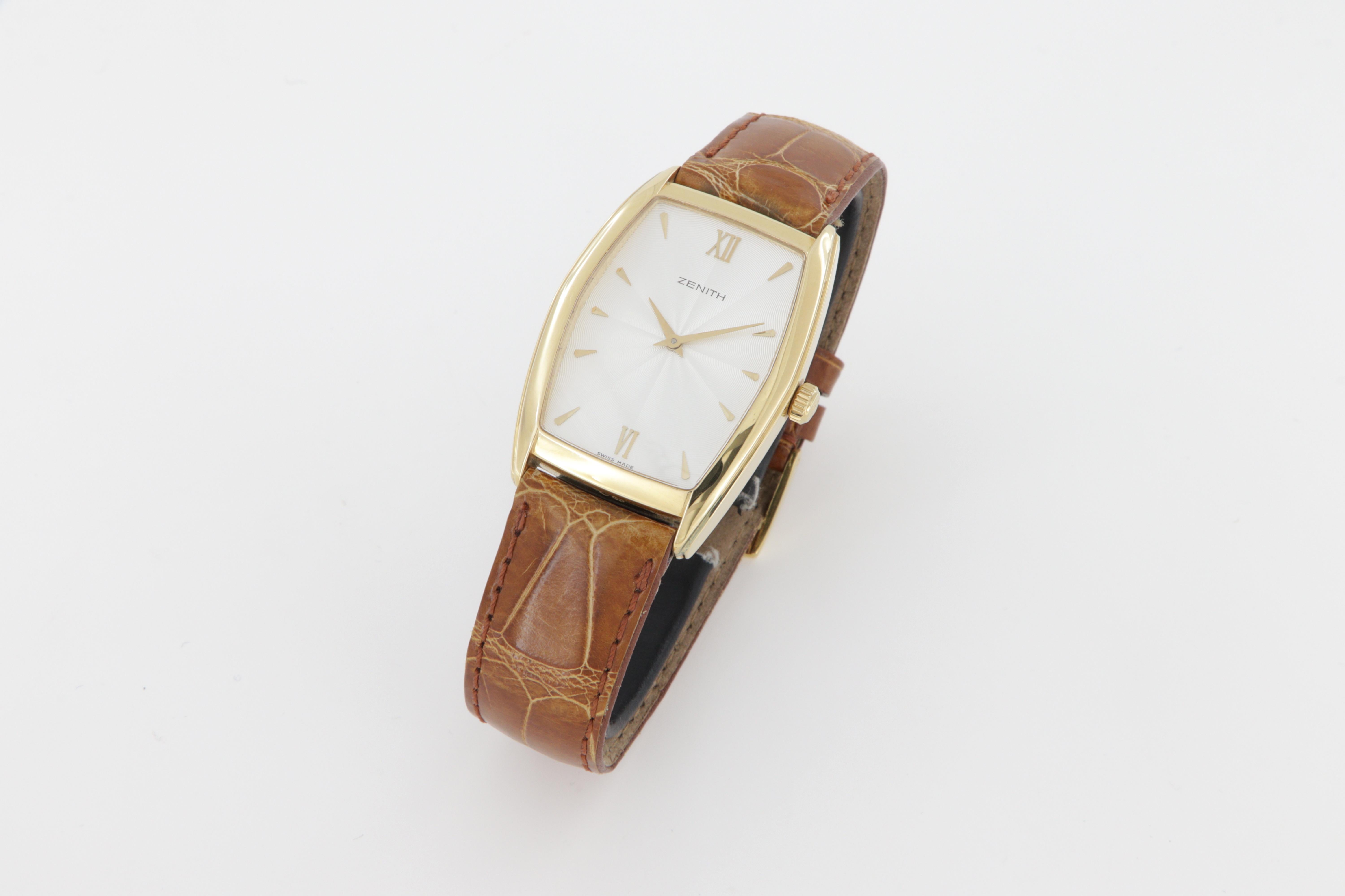 ZENITH - Or jaune 18kt - Remontage manuel
Référence du dossier 90/30.2860.305
Référence Italie BXY821056
Production 1997 env
Nouveau de l'ancien stock
Dimensions du boîtier : 40 mm (à partir de l'extrémité du support des cornes)
x 28 mm (sans la