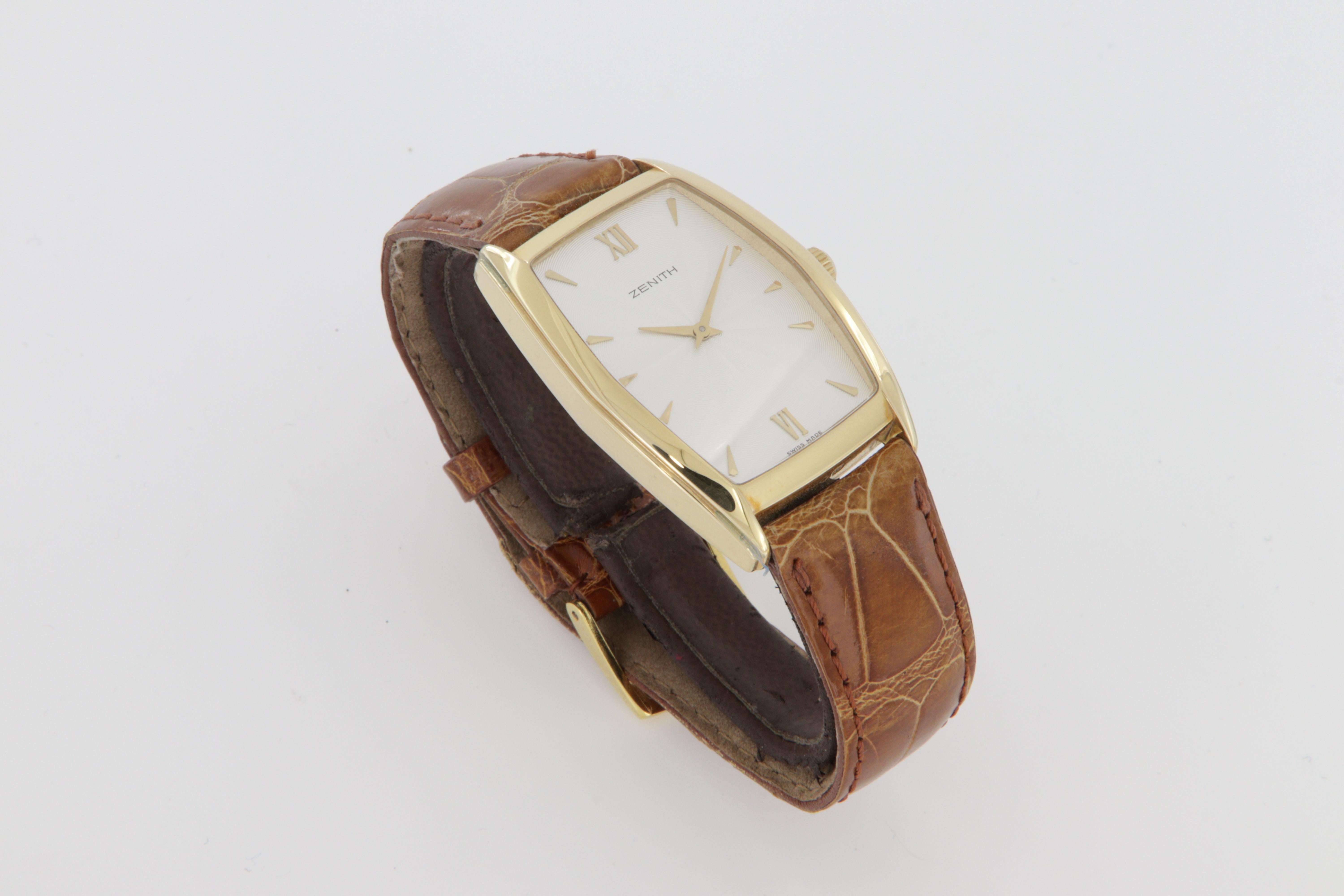 Moderne Zenith tonneau gold watch with manual winding new old stock en vente