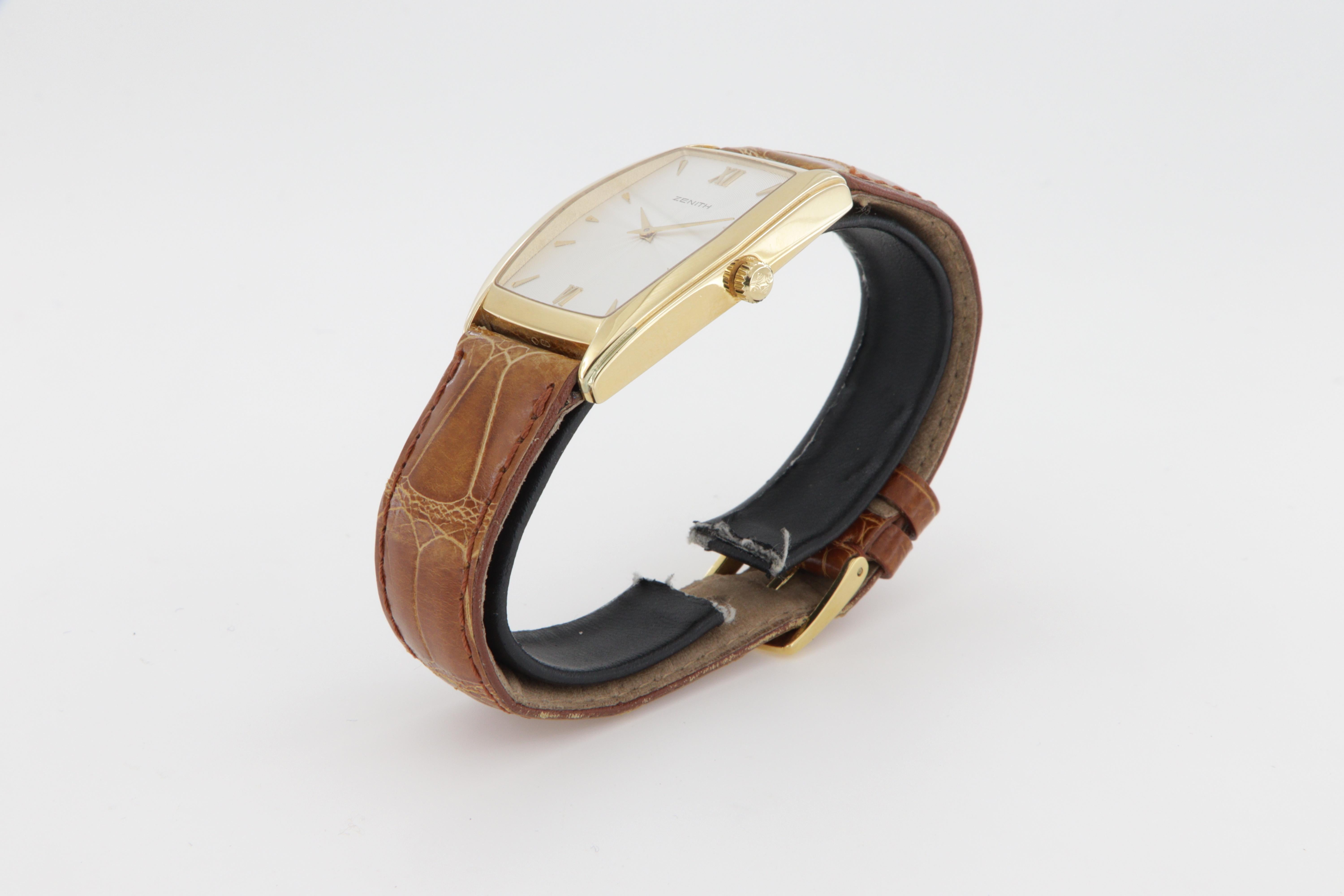 Zenith tonneau gold watch with manual winding new old stock Unisexe en vente