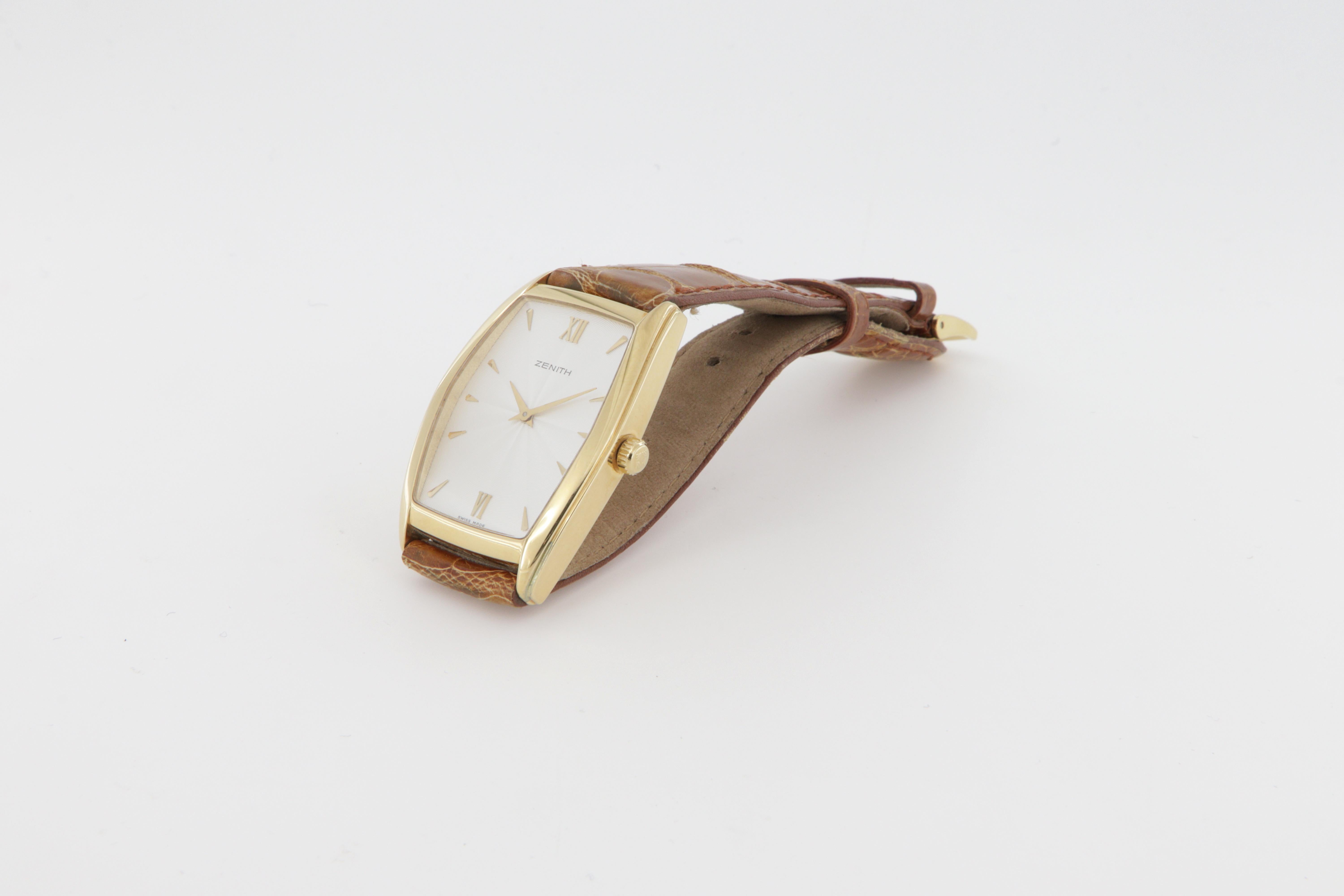 Zenith tonneau gold watch with manual winding new old stock en vente 3