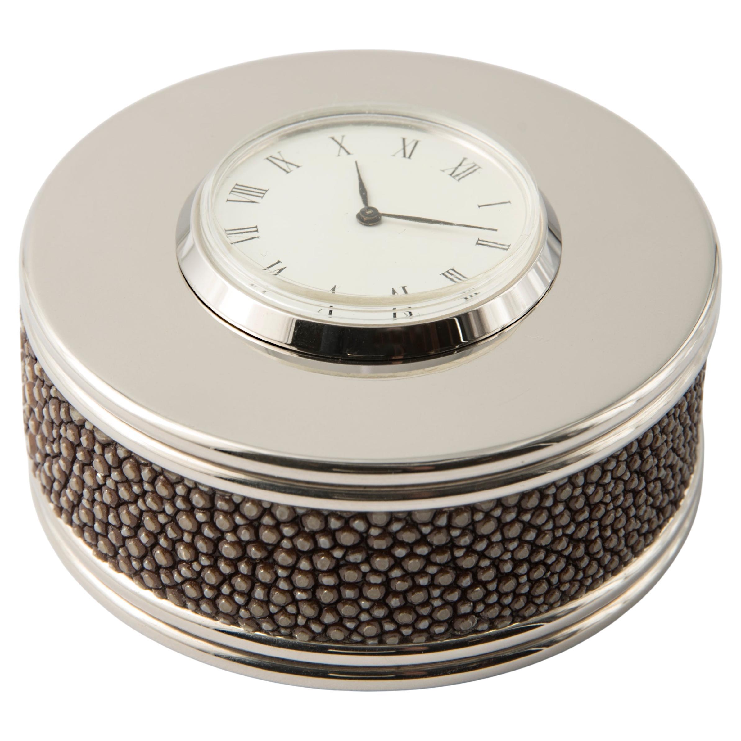 Aggiungi un tocco di classe alla tua scrivania con questo esclusivo fermacarte con orologio della collezione Galucharme, disegnato dal rinomato designer Nino Basso. 
Un accessorio di lusso che coniuga artigianalità e design sofisticato, perfetto