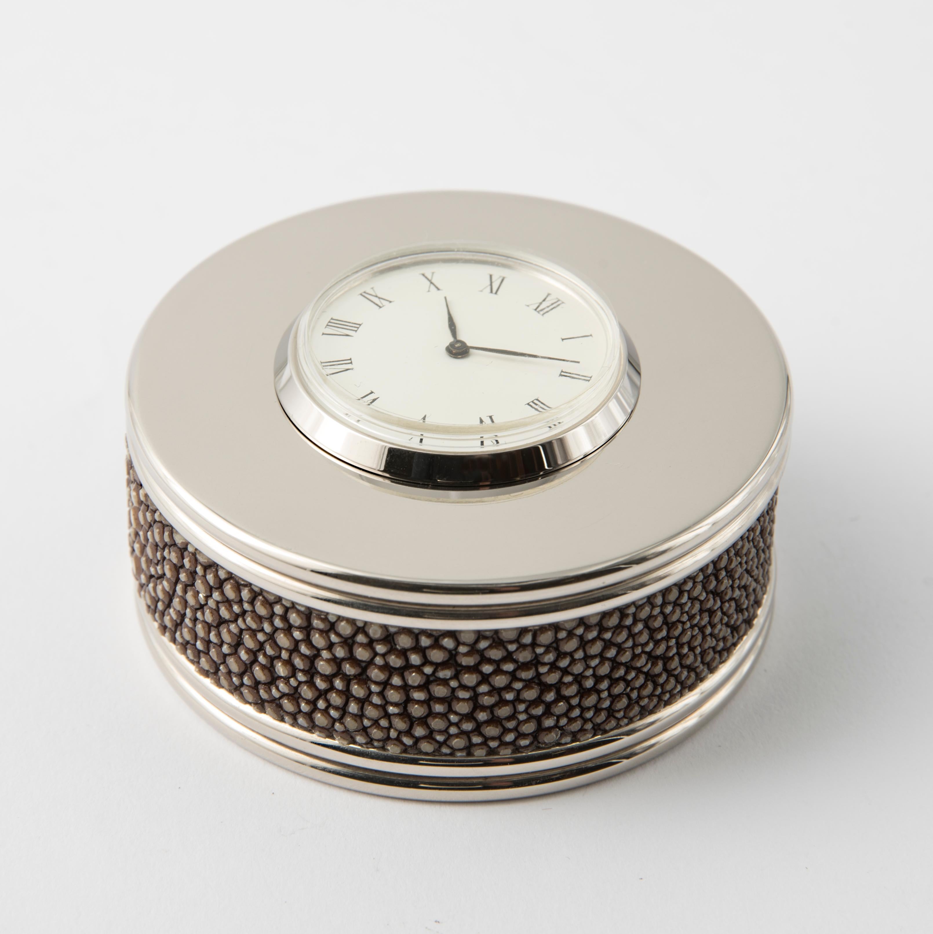 Moderno Fermacarte con Orologio in Shagreen – Eleganza e Funzionalità per la Scrivania in vendita