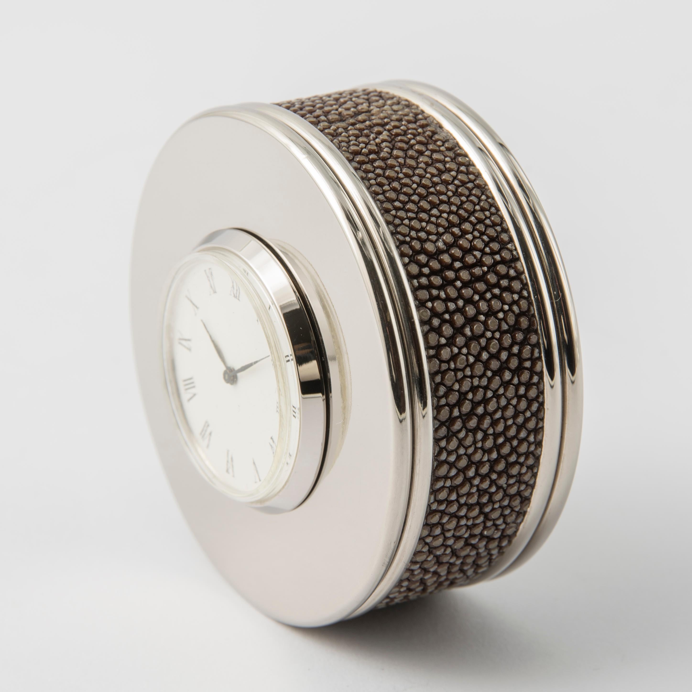 Italian Fermacarte con Orologio in Shagreen – Eleganza e Funzionalità per la Scrivania in vendita