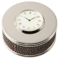 Pisapapeles de piel de raya con reloj - Elegancia y funcionalidad para el escritorio