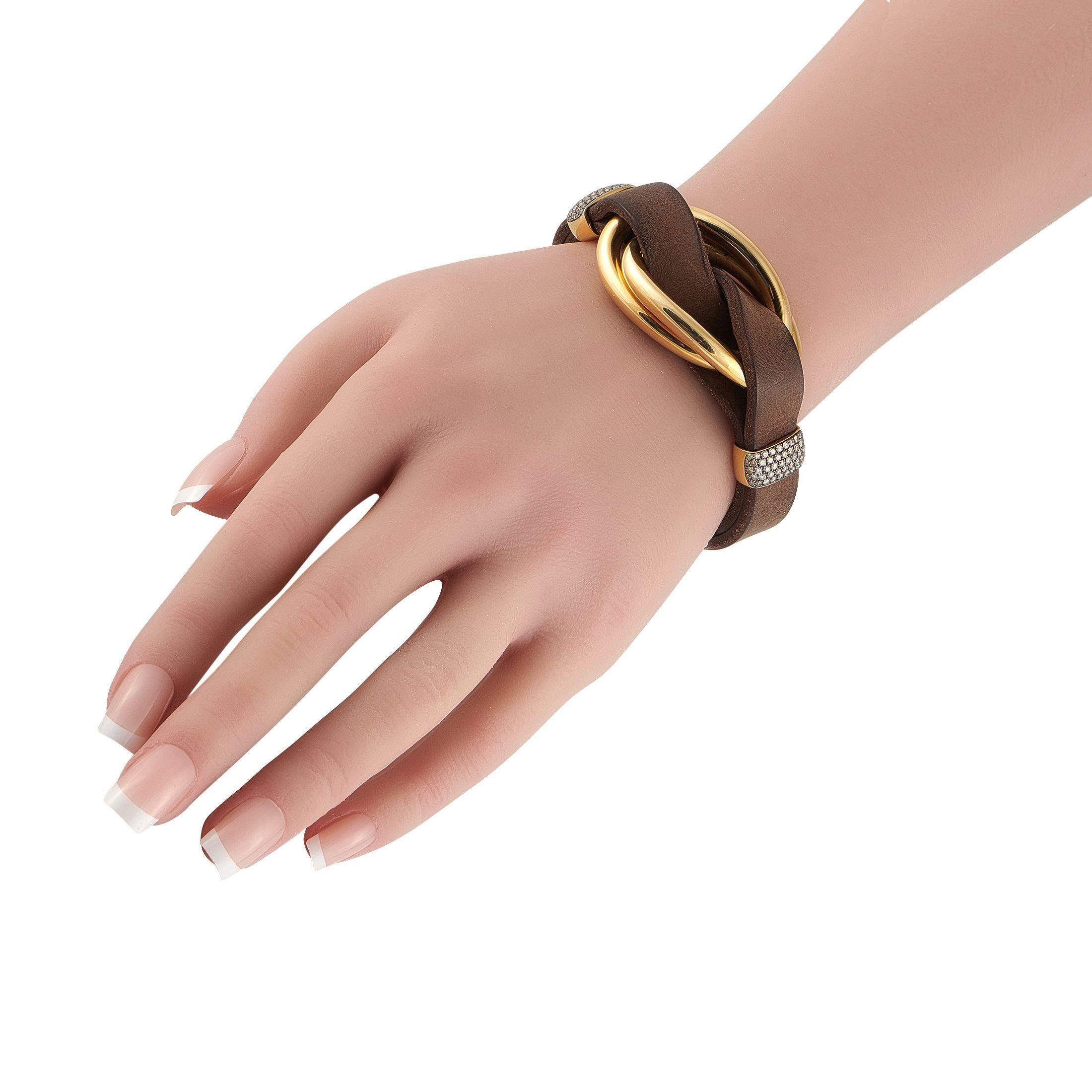 Esta impecable pulsera Oromalia Salvatore Barberi reúne materiales de lujo en perfecta armonía. Refinada e increíblemente ponible, la base de piel anudada se realza con detalles de Oro Amarillo de 18 quilates. Los diamantes con un peso total de 1,43